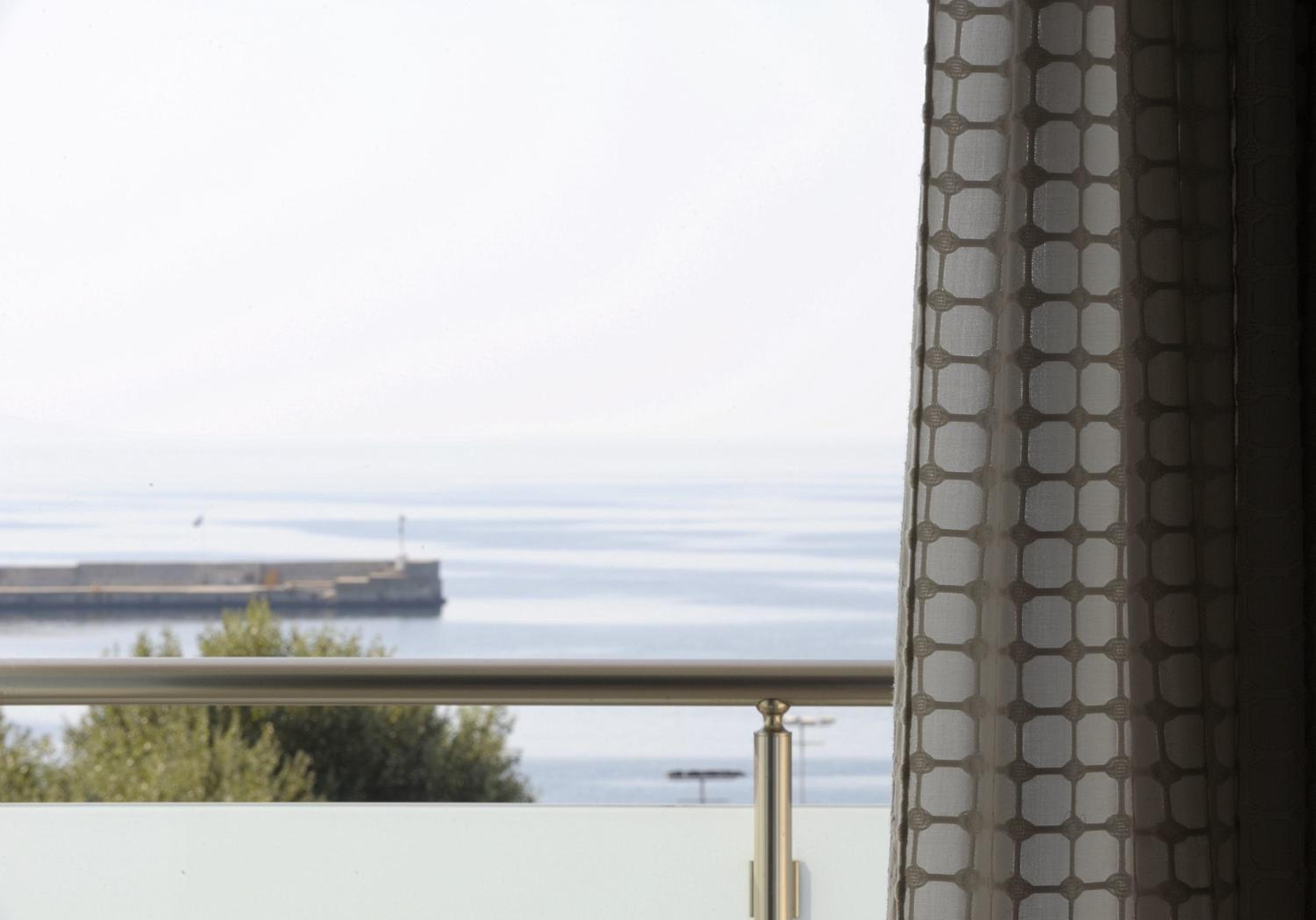 Superior Twin Room with Sea View - Photo 6