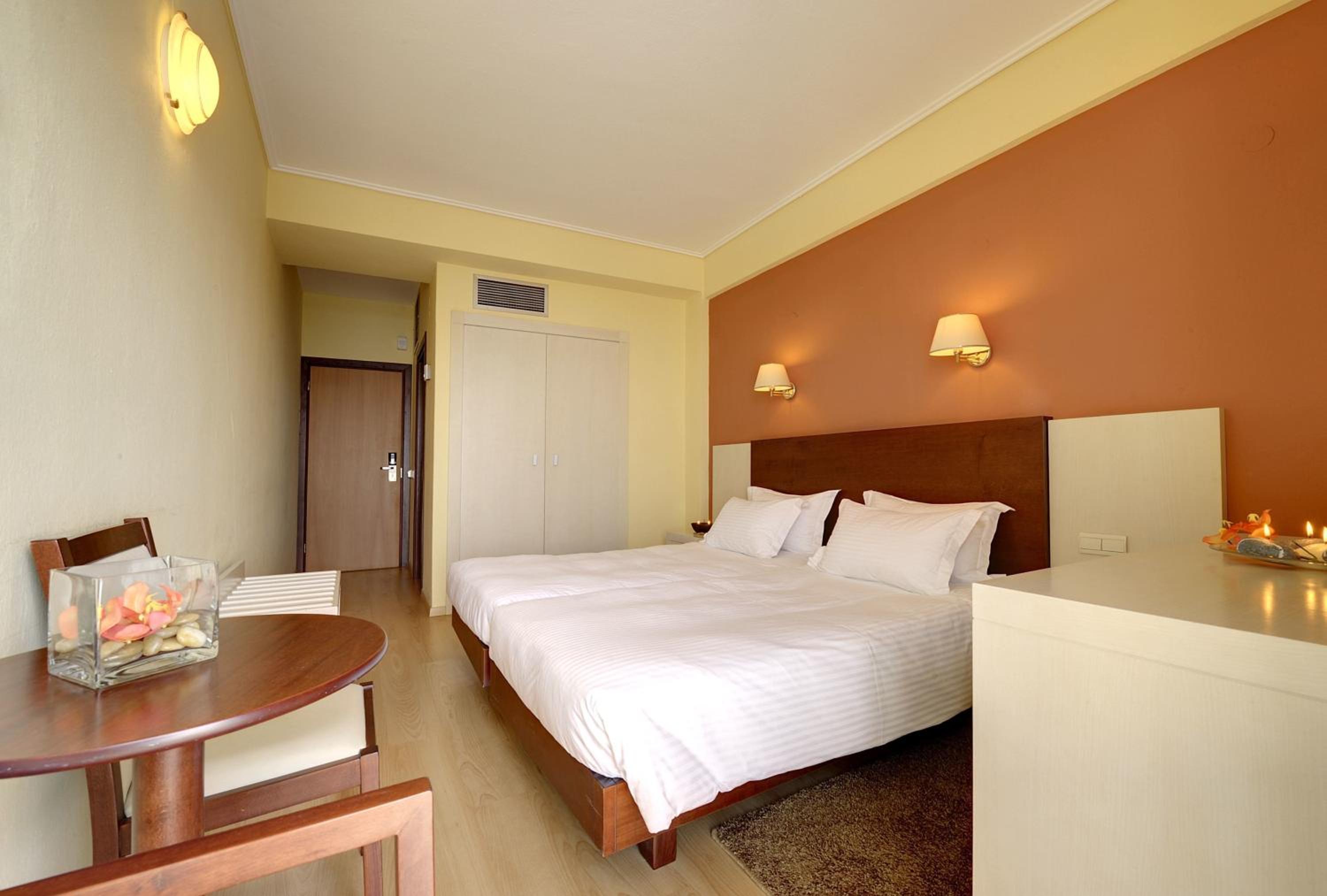 Superior Twin Room with Sea View - Photo 8