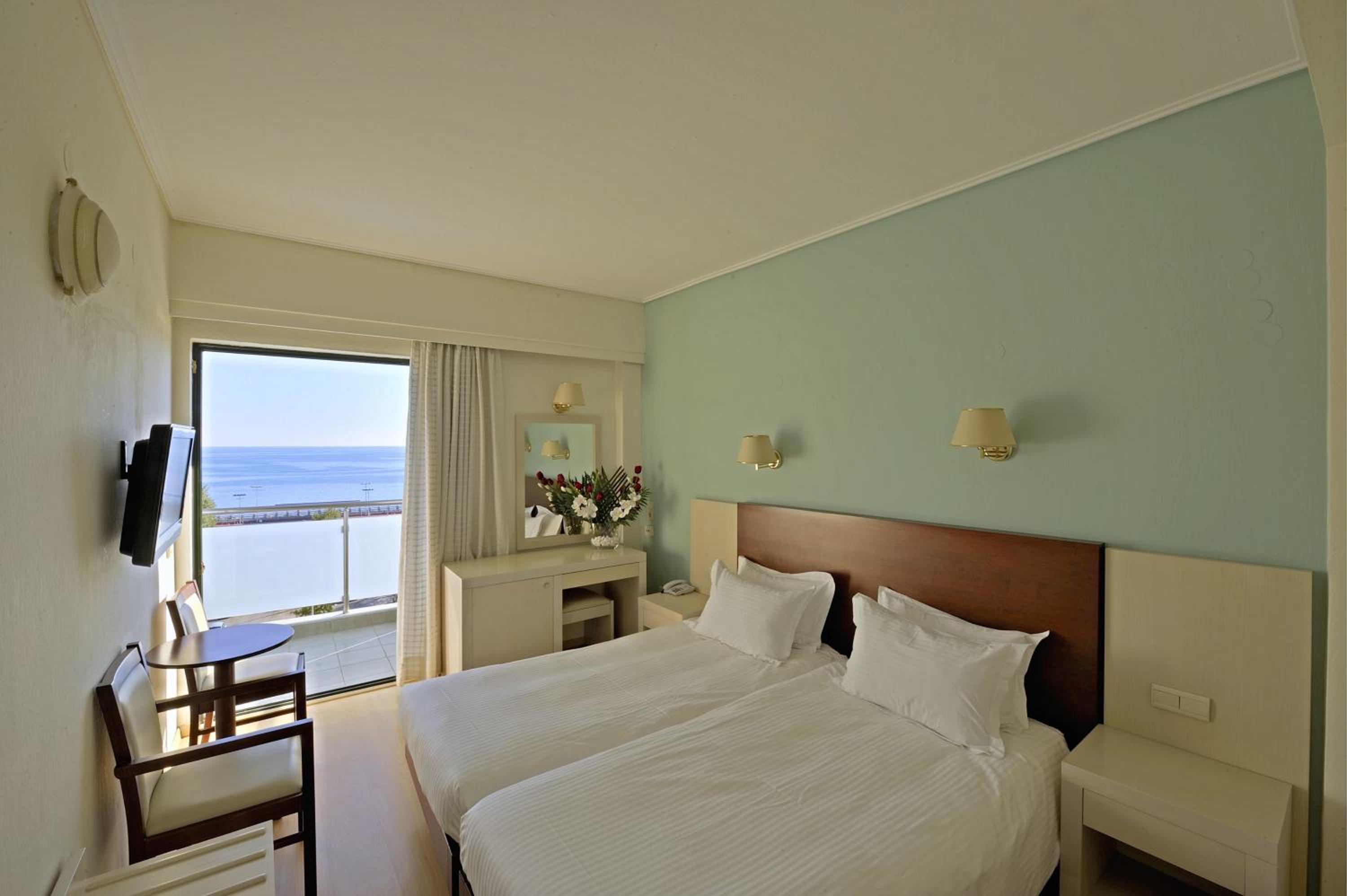 Superior Twin Room with Sea View - Photo 13