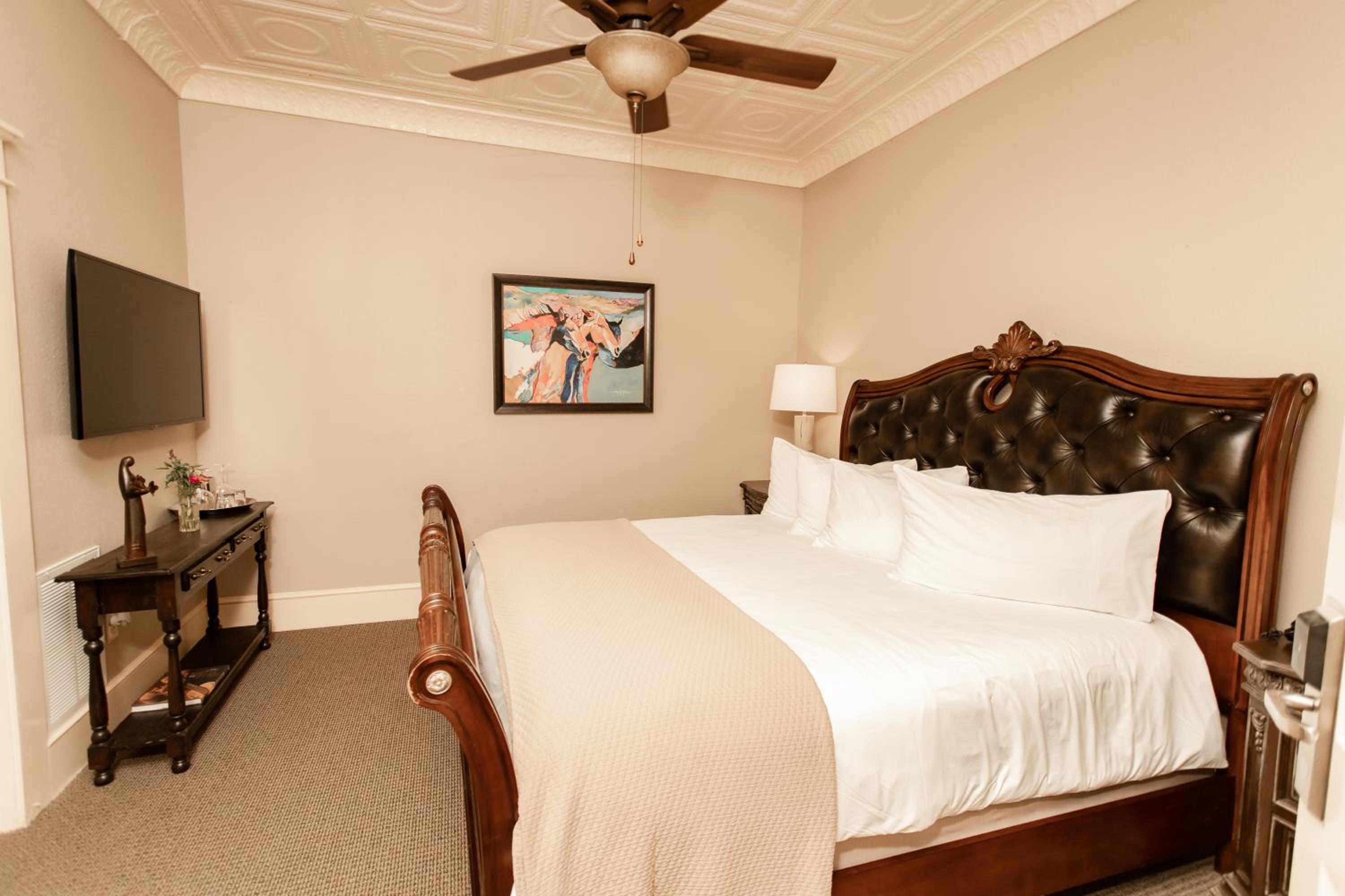 Deluxe King Room - Photo 1