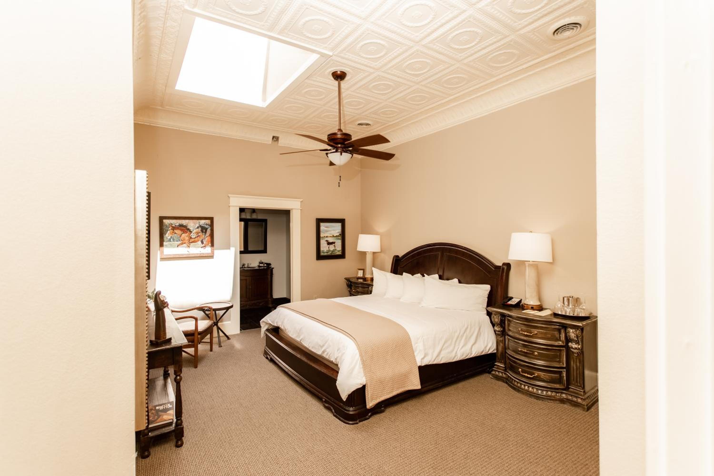 Deluxe King Room - Photo 2