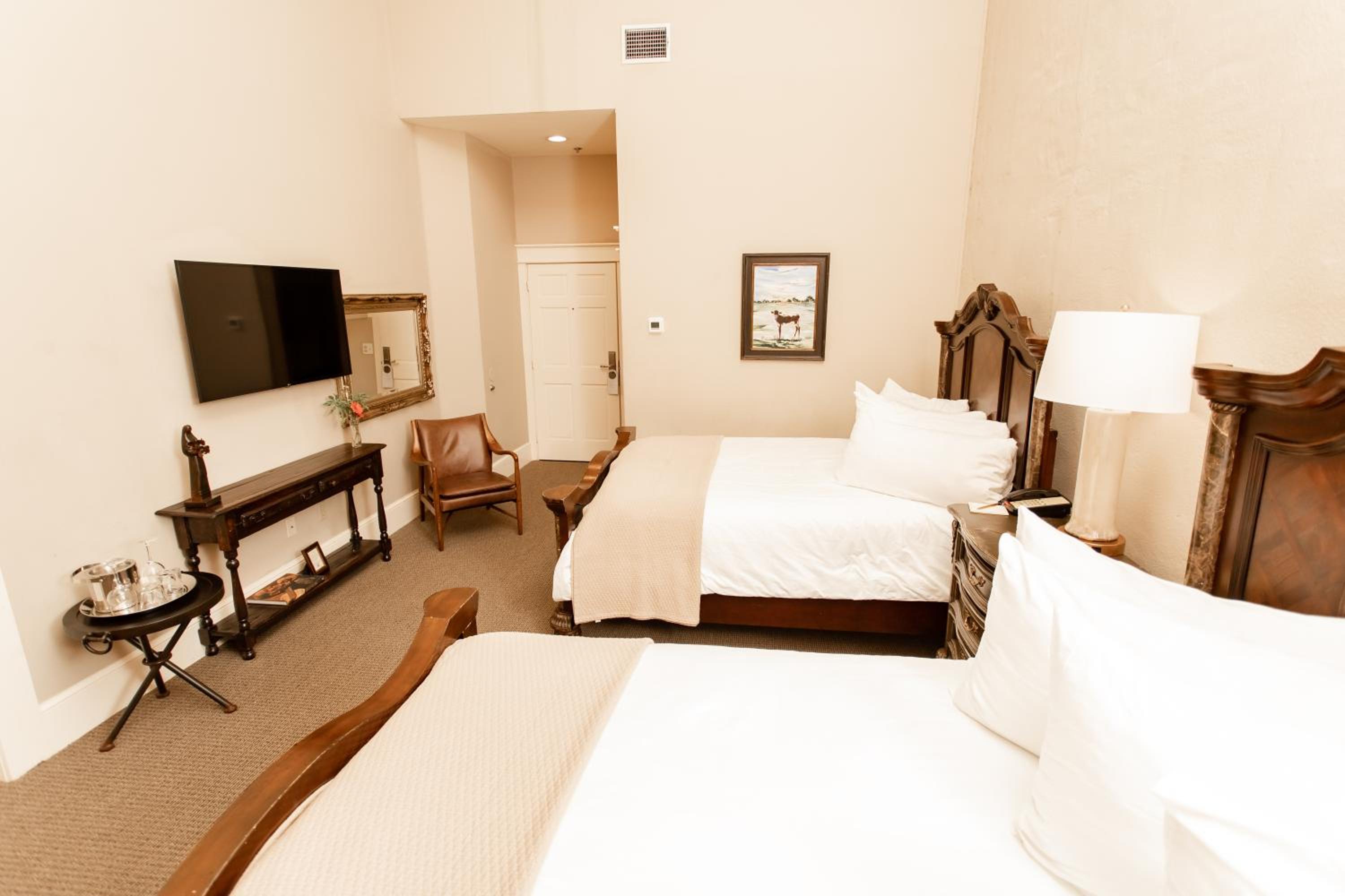 Standard Queen Room with Two Queen Beds - Photo 2
