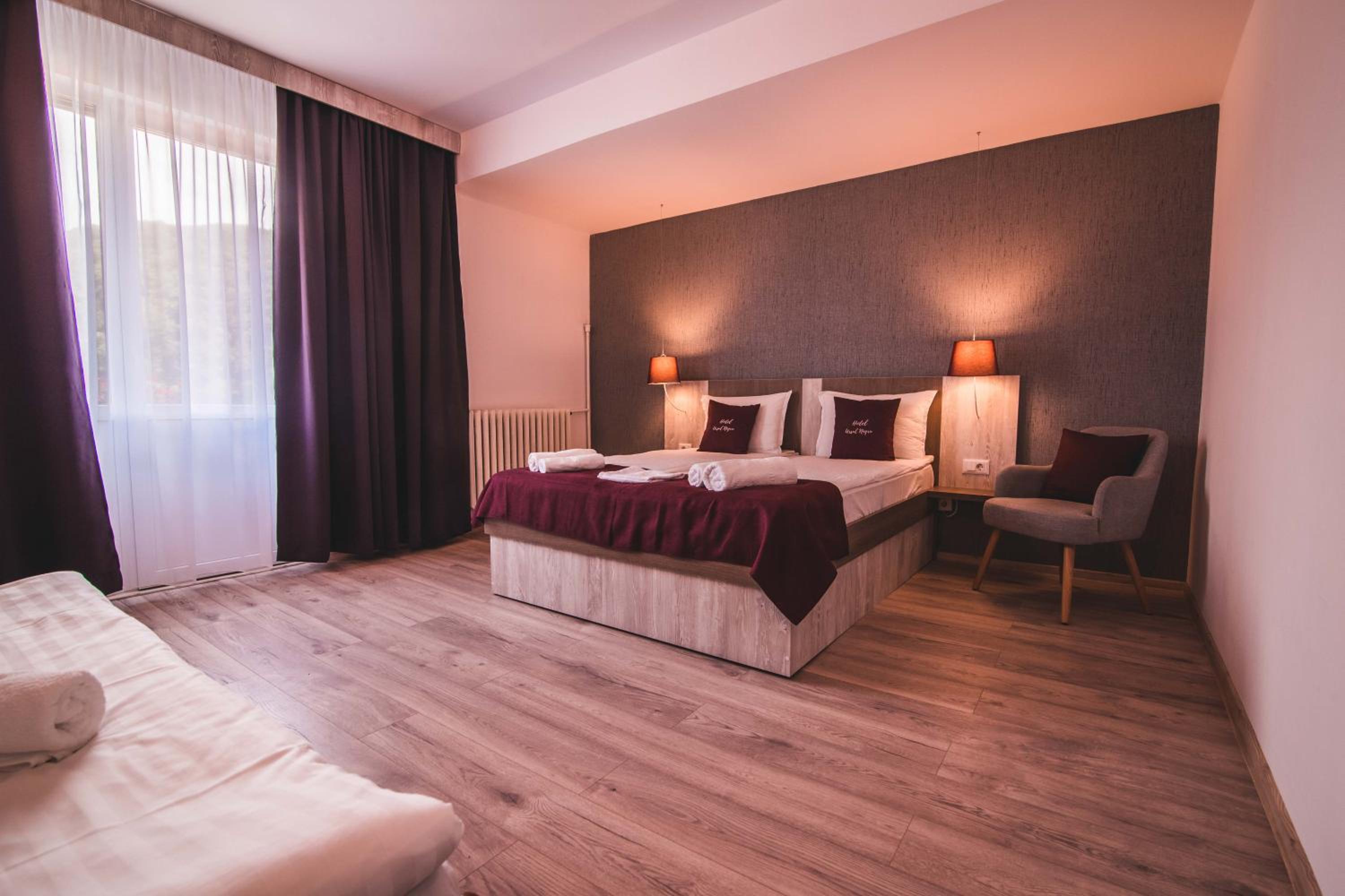 Deluxe Double Room with Balcony - Photo 7