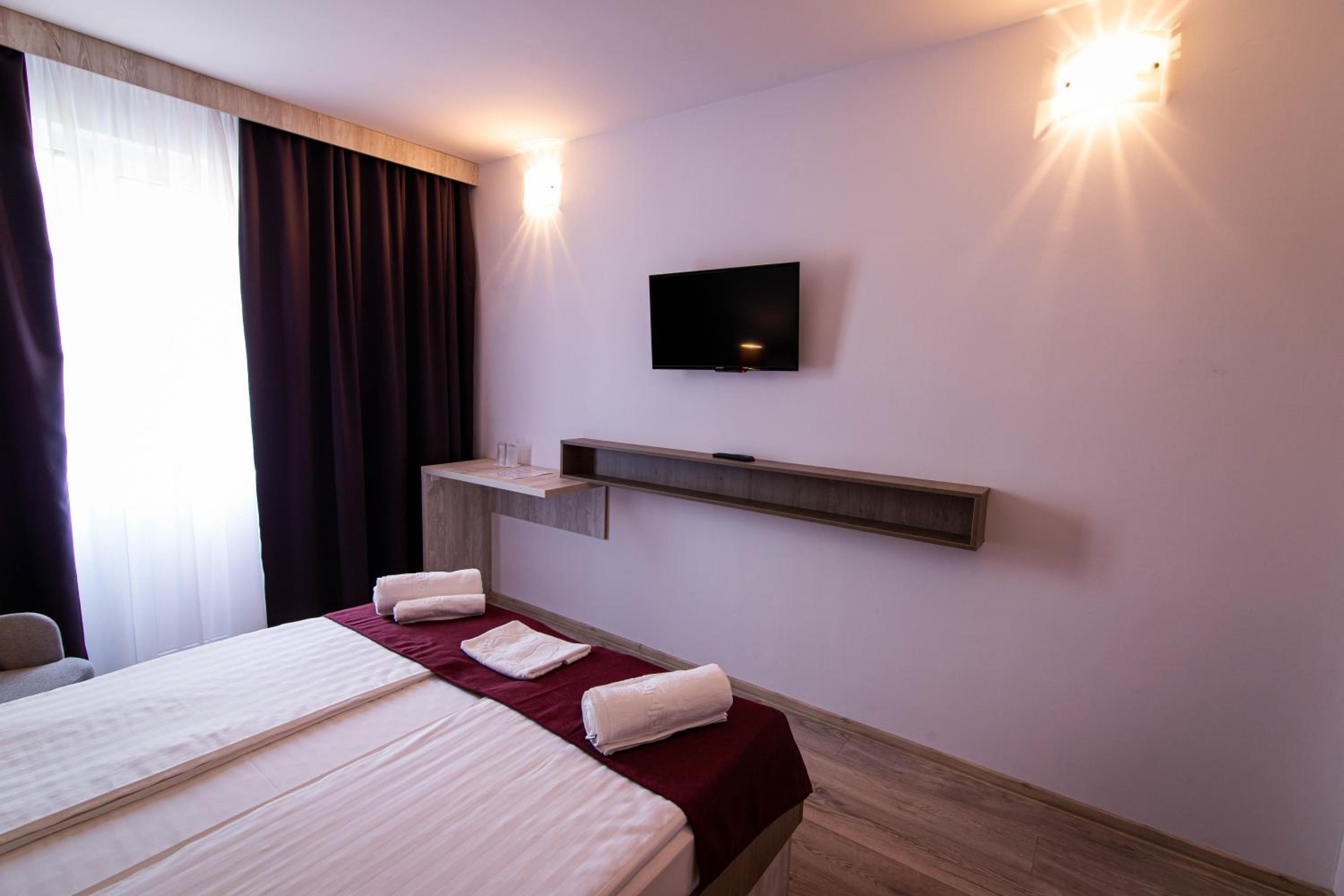 Deluxe Double Room with Balcony - Photo 4