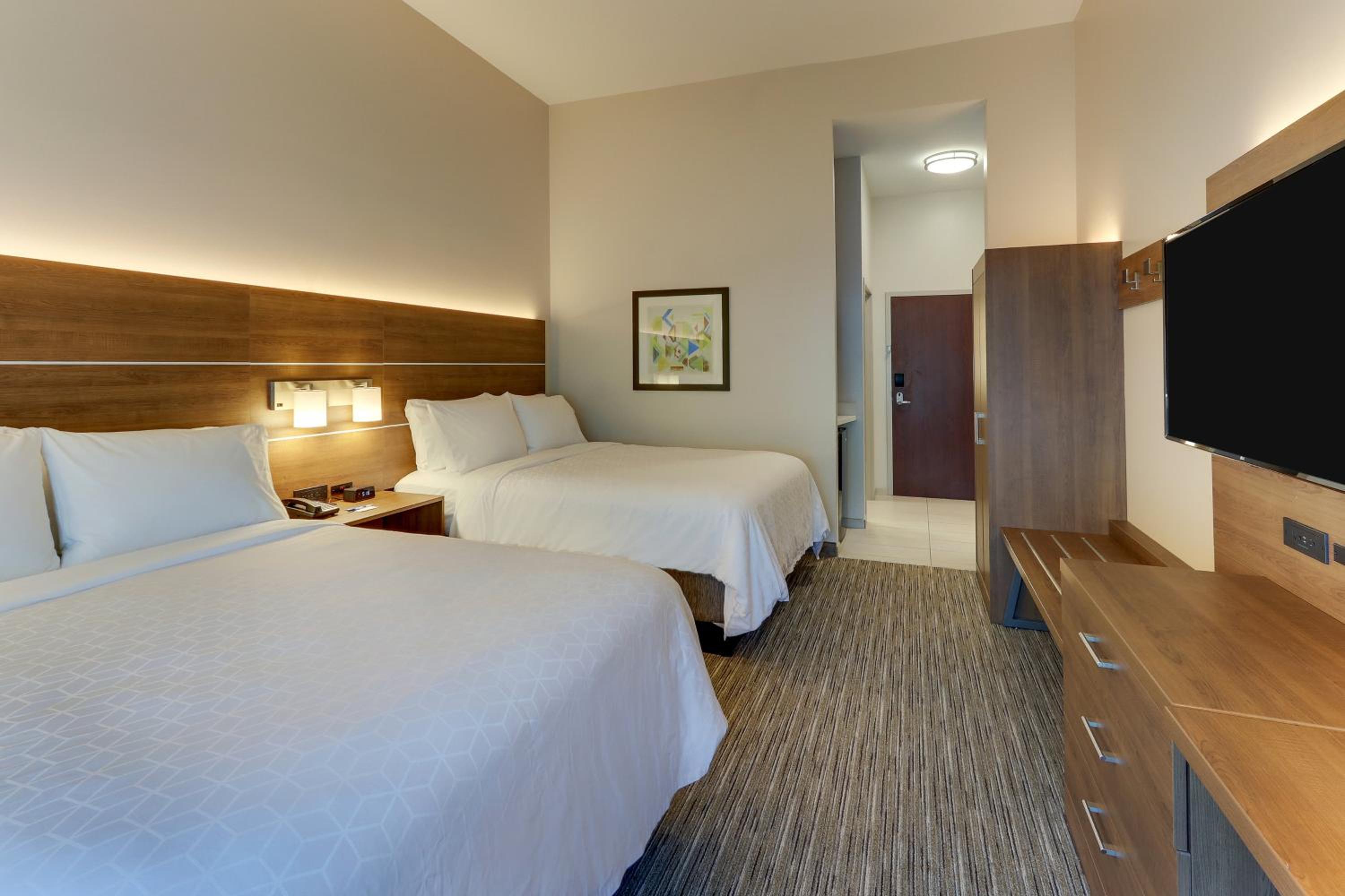 Queen Room with Two Queen Beds - Hearing Accessible/Non-Smoking - Photo 14