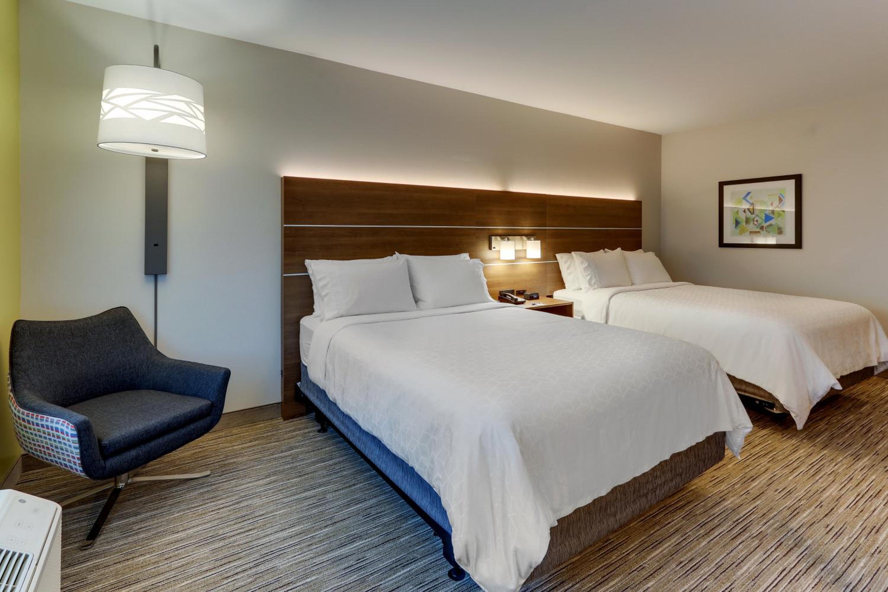 Queen Room with Two Queen Beds - Hearing Accessible/Non-Smoking - Photo 15