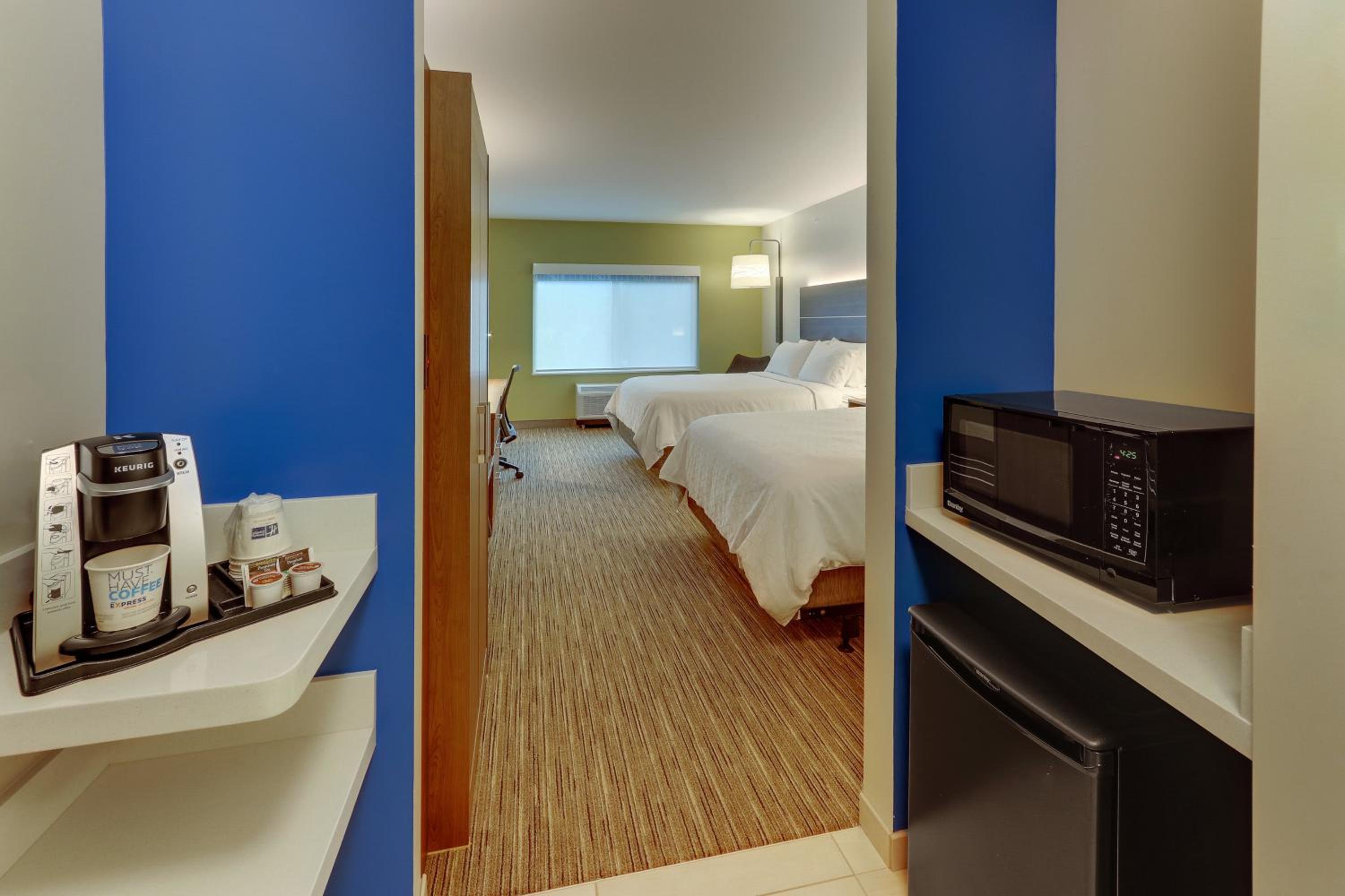 Queen Room with Two Queen Beds - Hearing Accessible/Non-Smoking - Photo 12