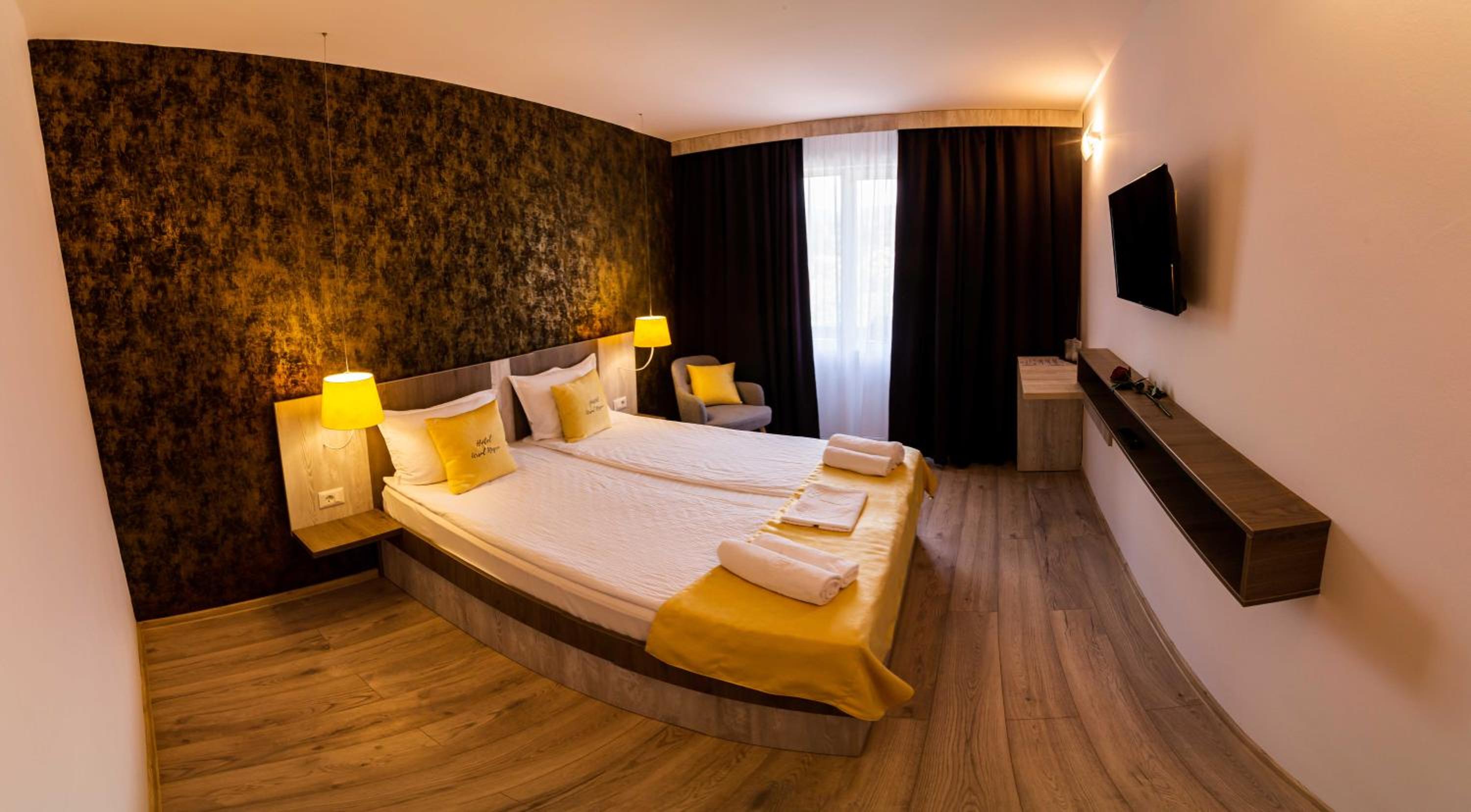 Deluxe Double Room with Balcony - Photo 9