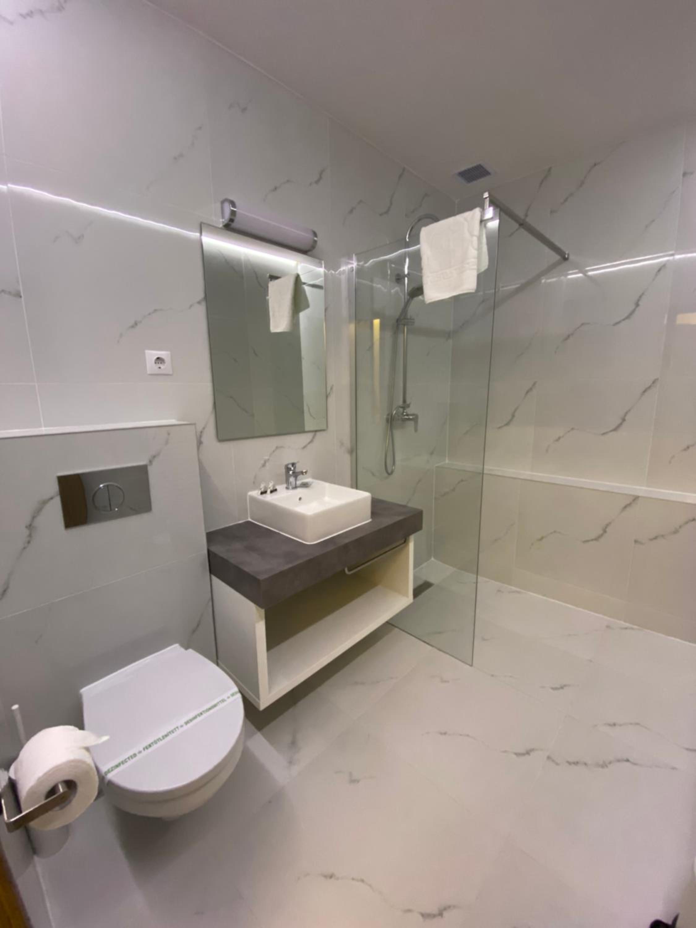 Deluxe Queen Room - Photo 11