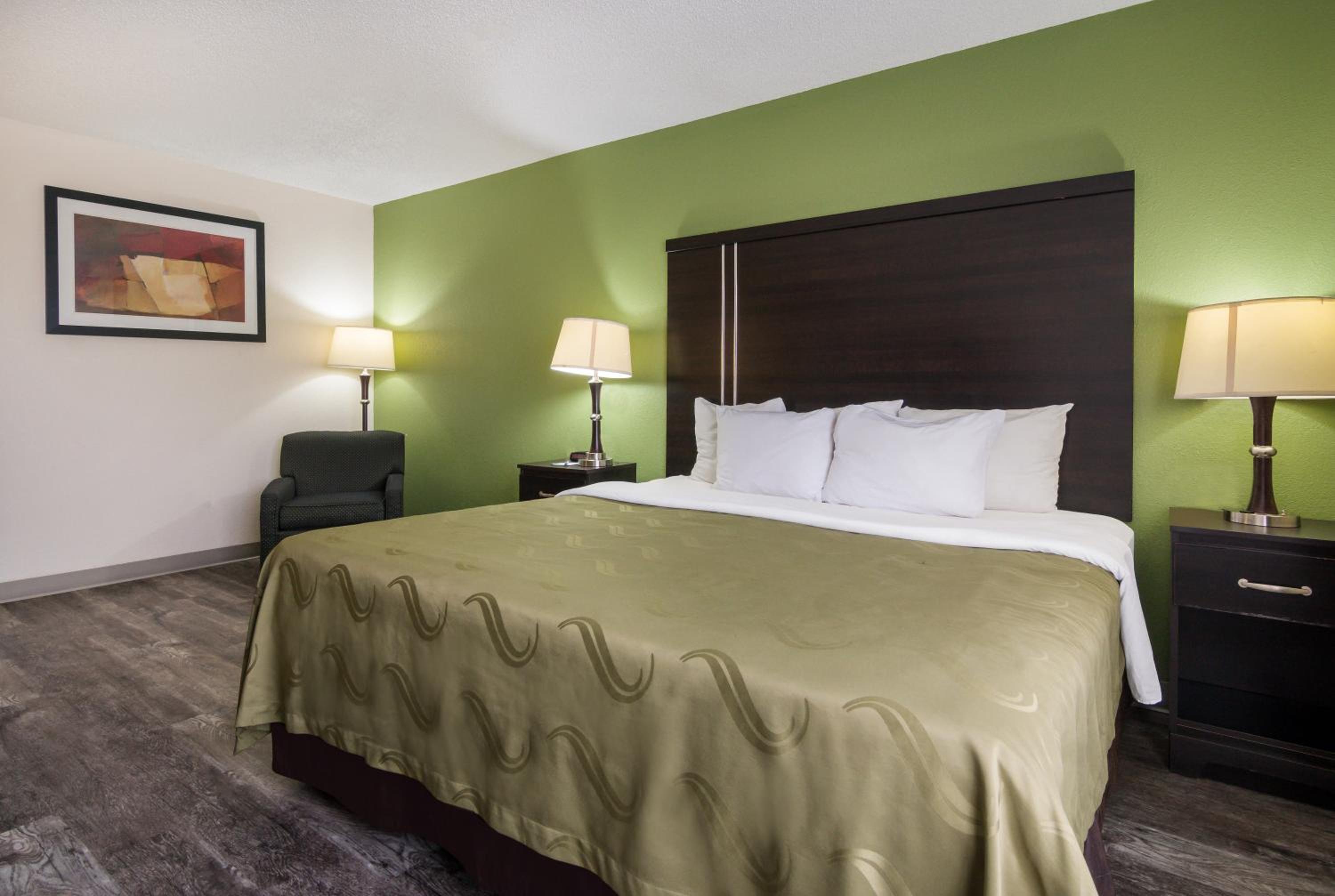 King Room - Non-Smoking - Photo 4