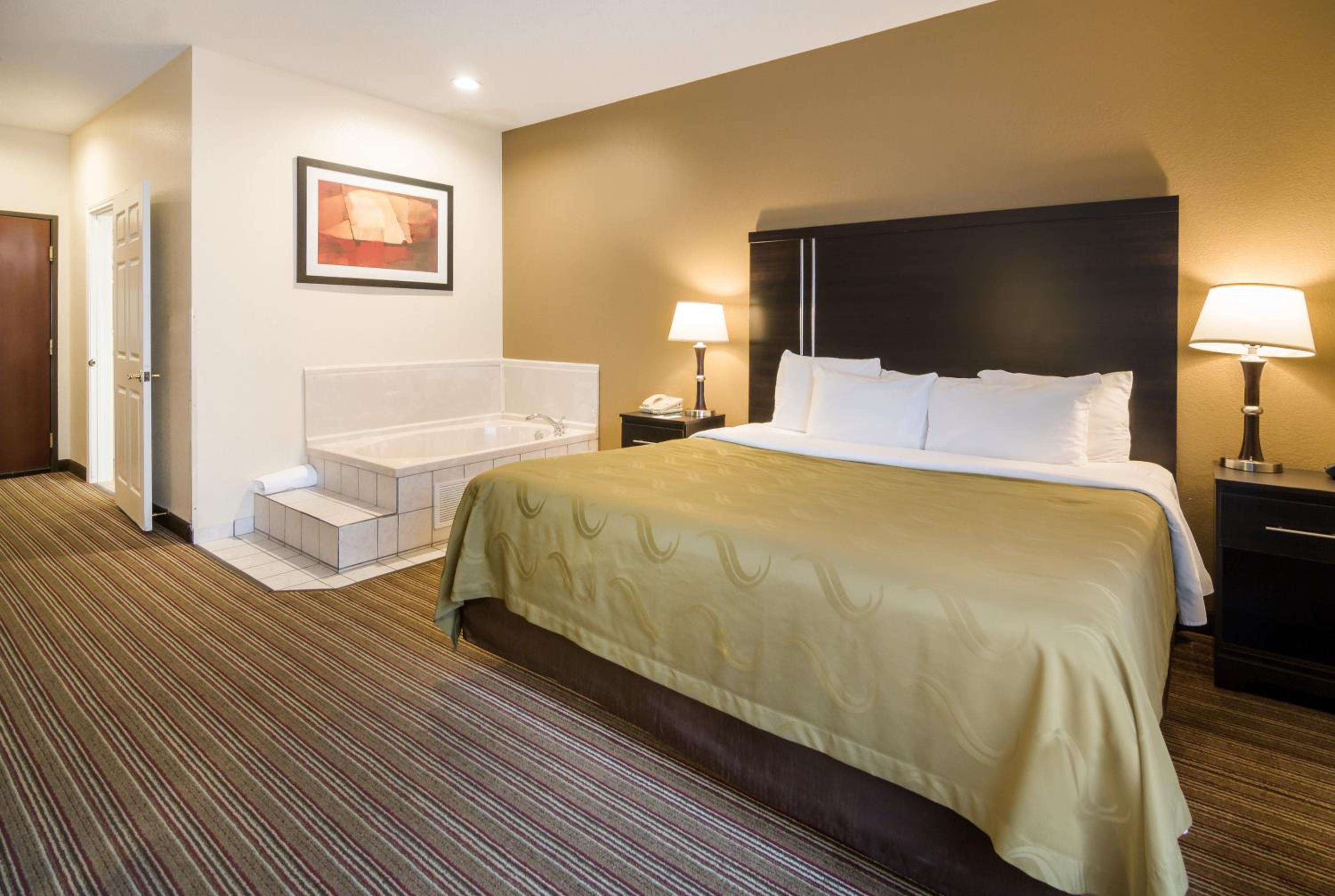 King Room with Whirlpool - Non-Smoking - Photo 1
