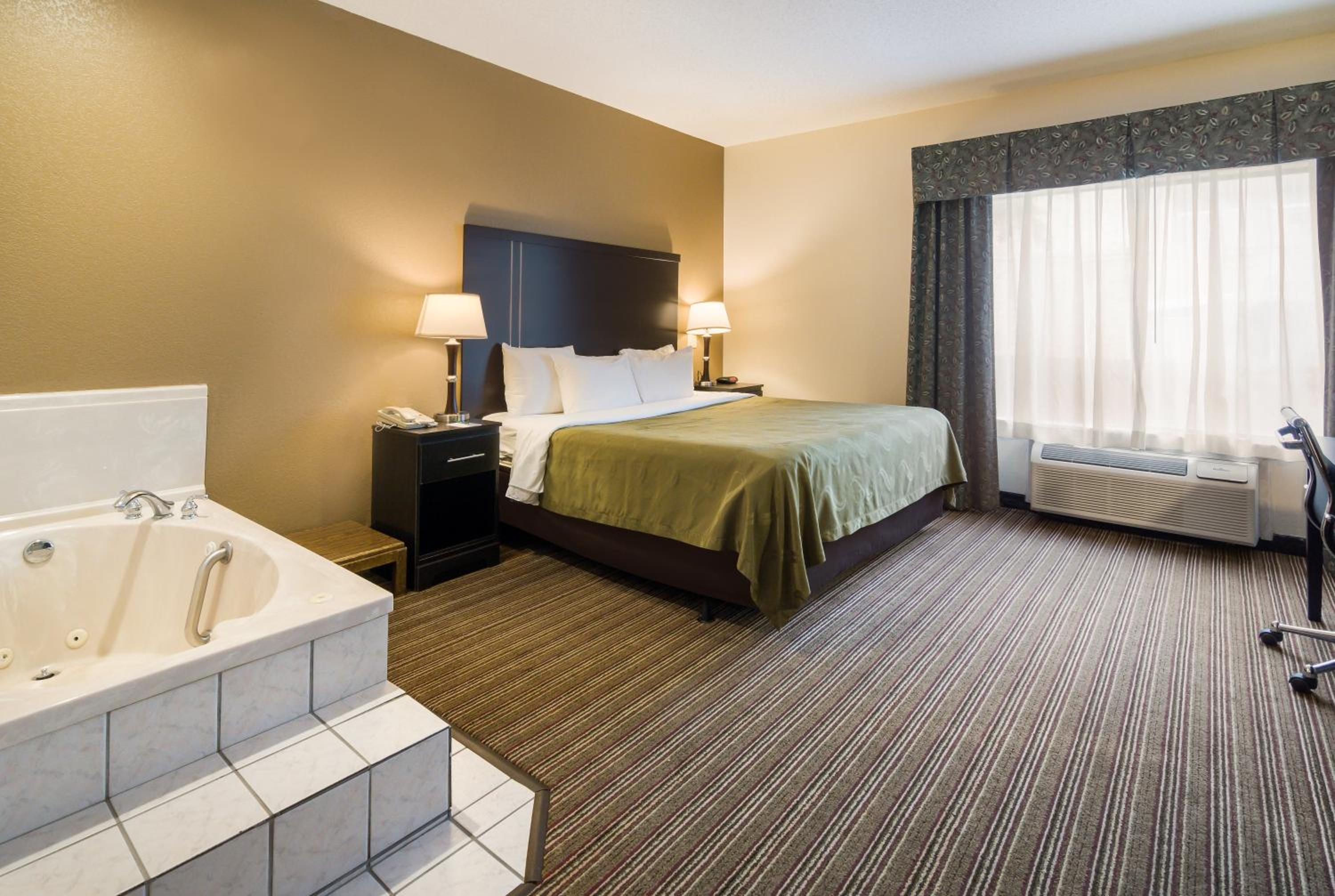 King Room with Whirlpool - Non-Smoking - Photo 3