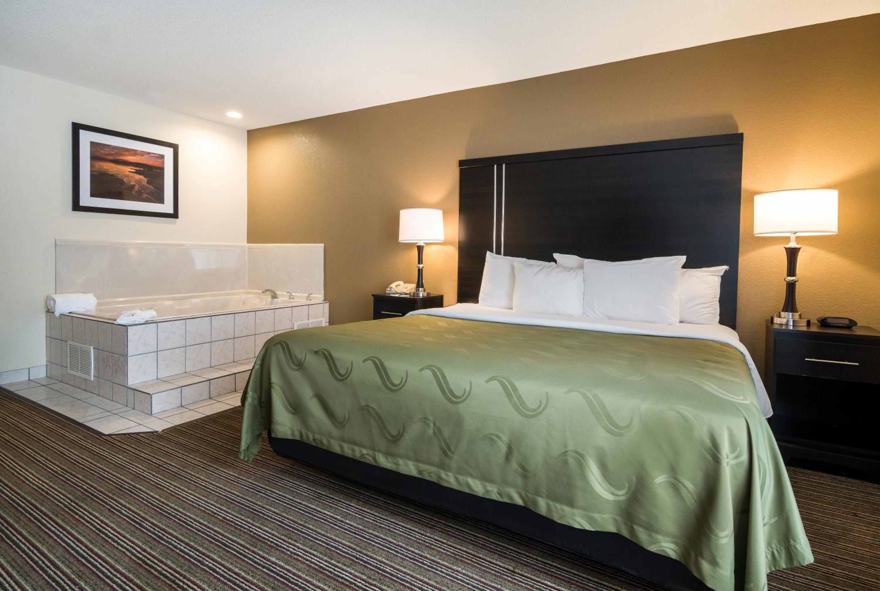 King Room with Whirlpool - Non-Smoking - Photo 6
