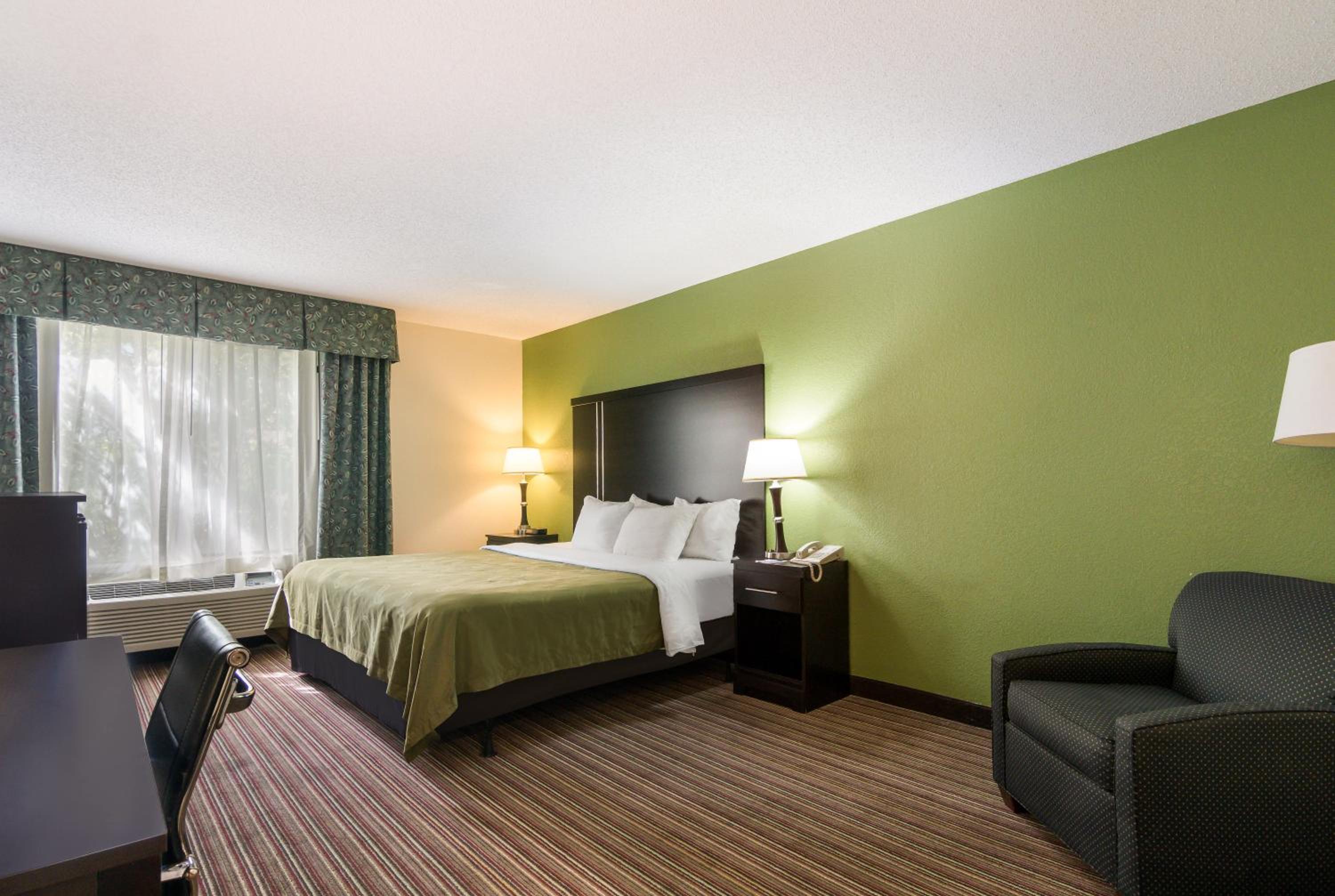 King Room - Non-Smoking - Photo 5