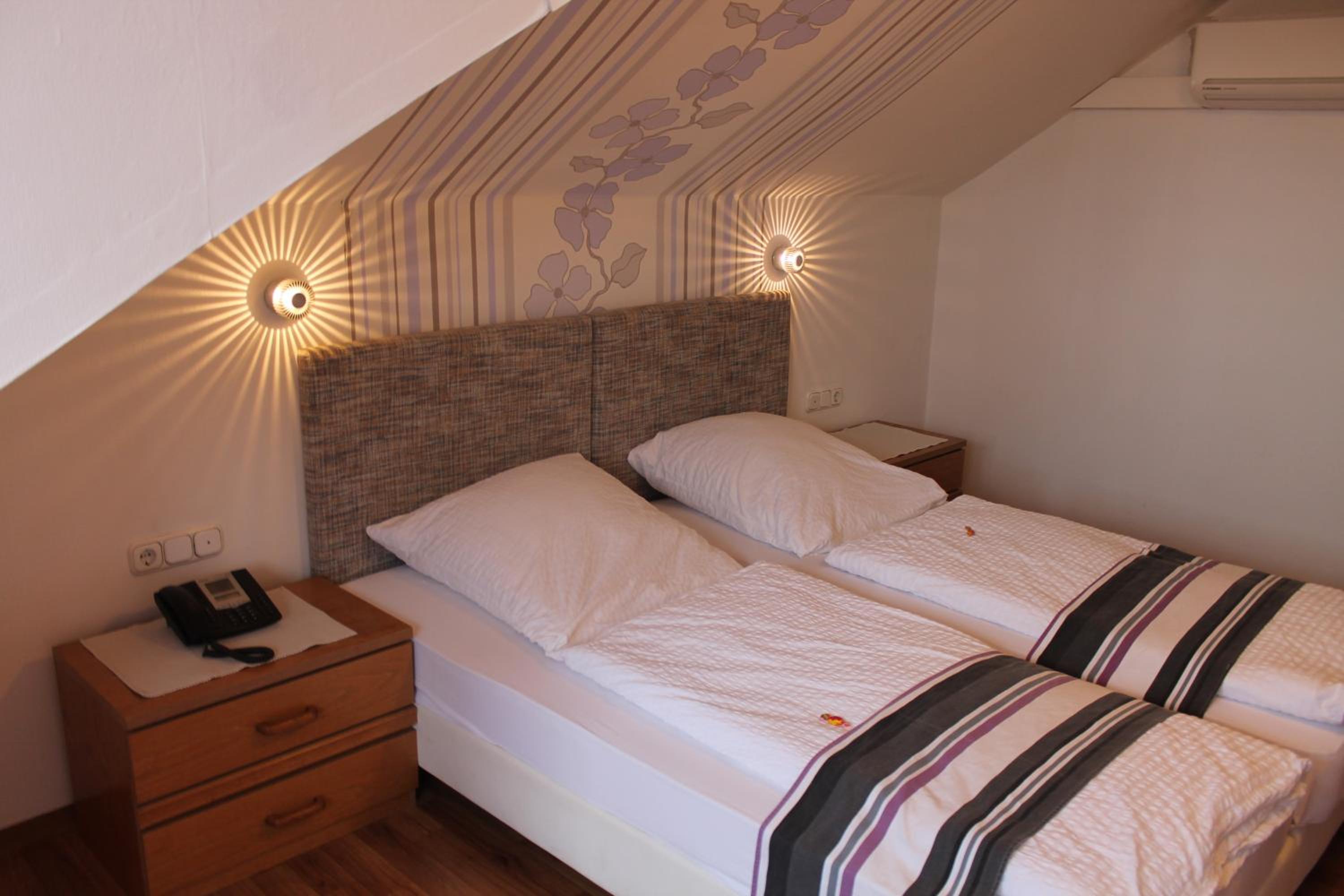 Standard Double Room - Photo 17