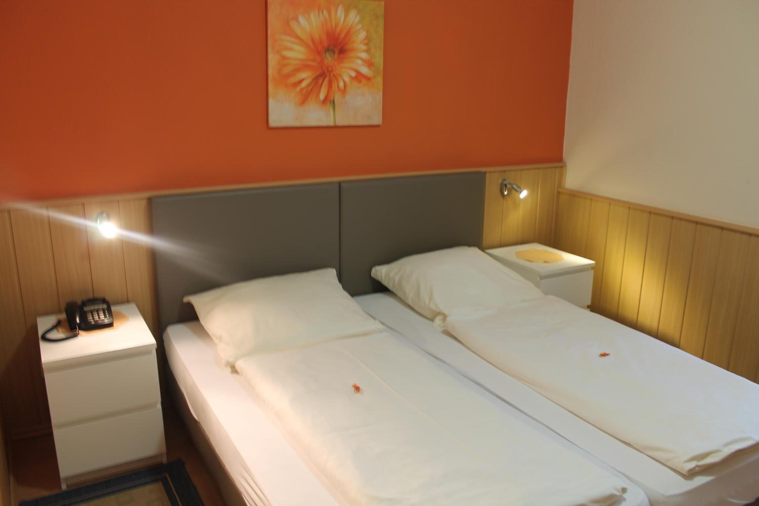 Budget Double Room - Photo 2