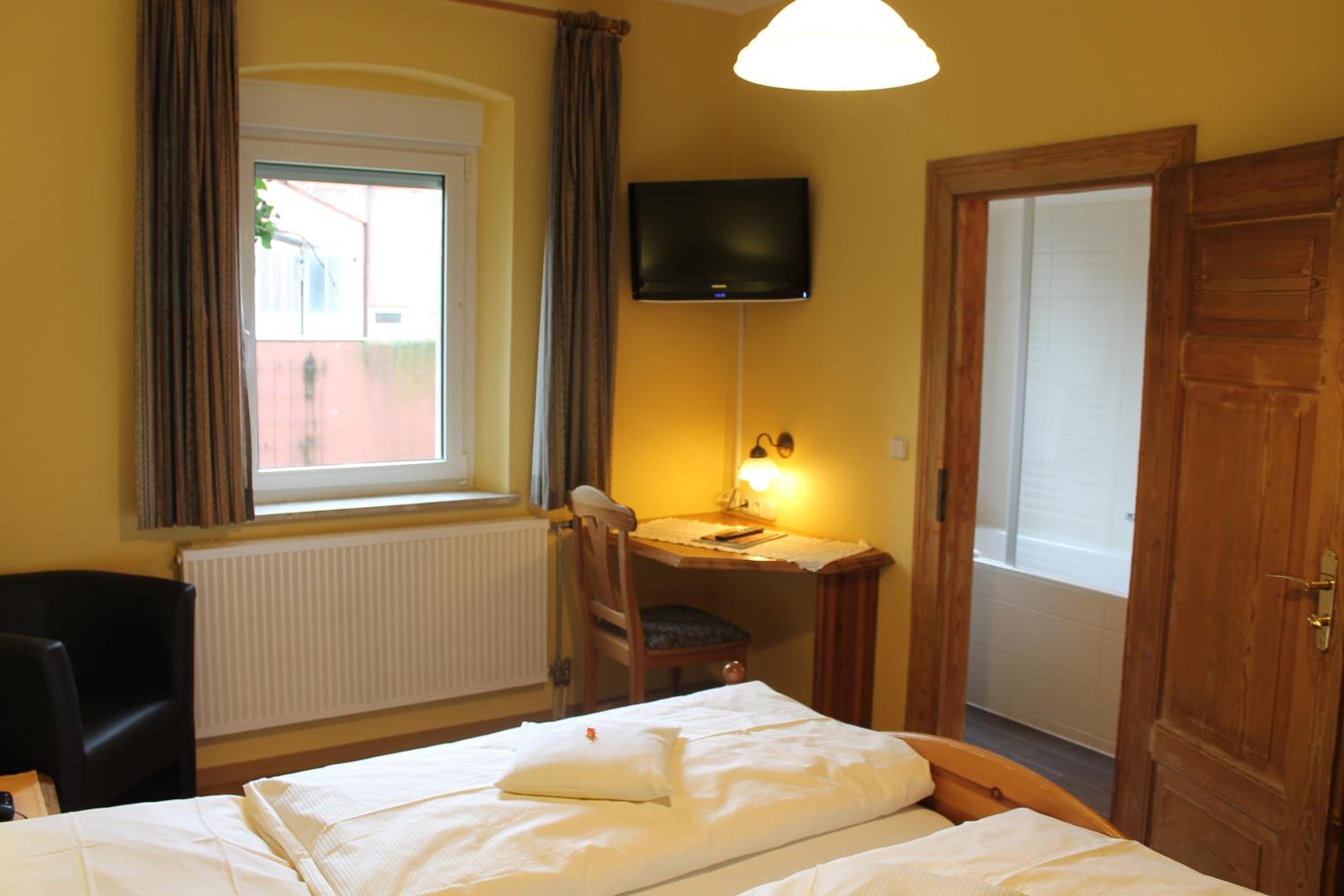 Budget Double Room - Photo 4