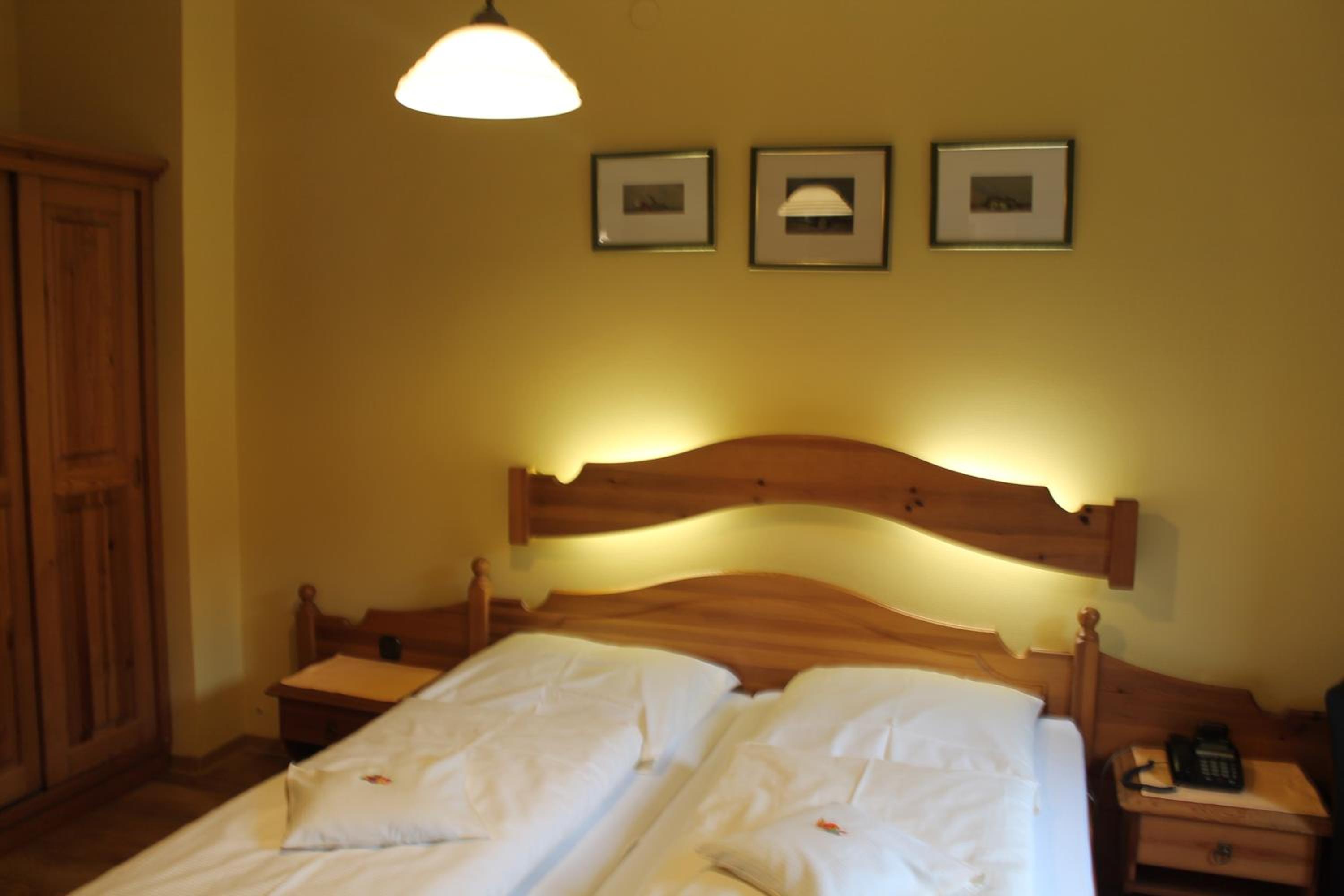 Budget Double Room - Photo 9