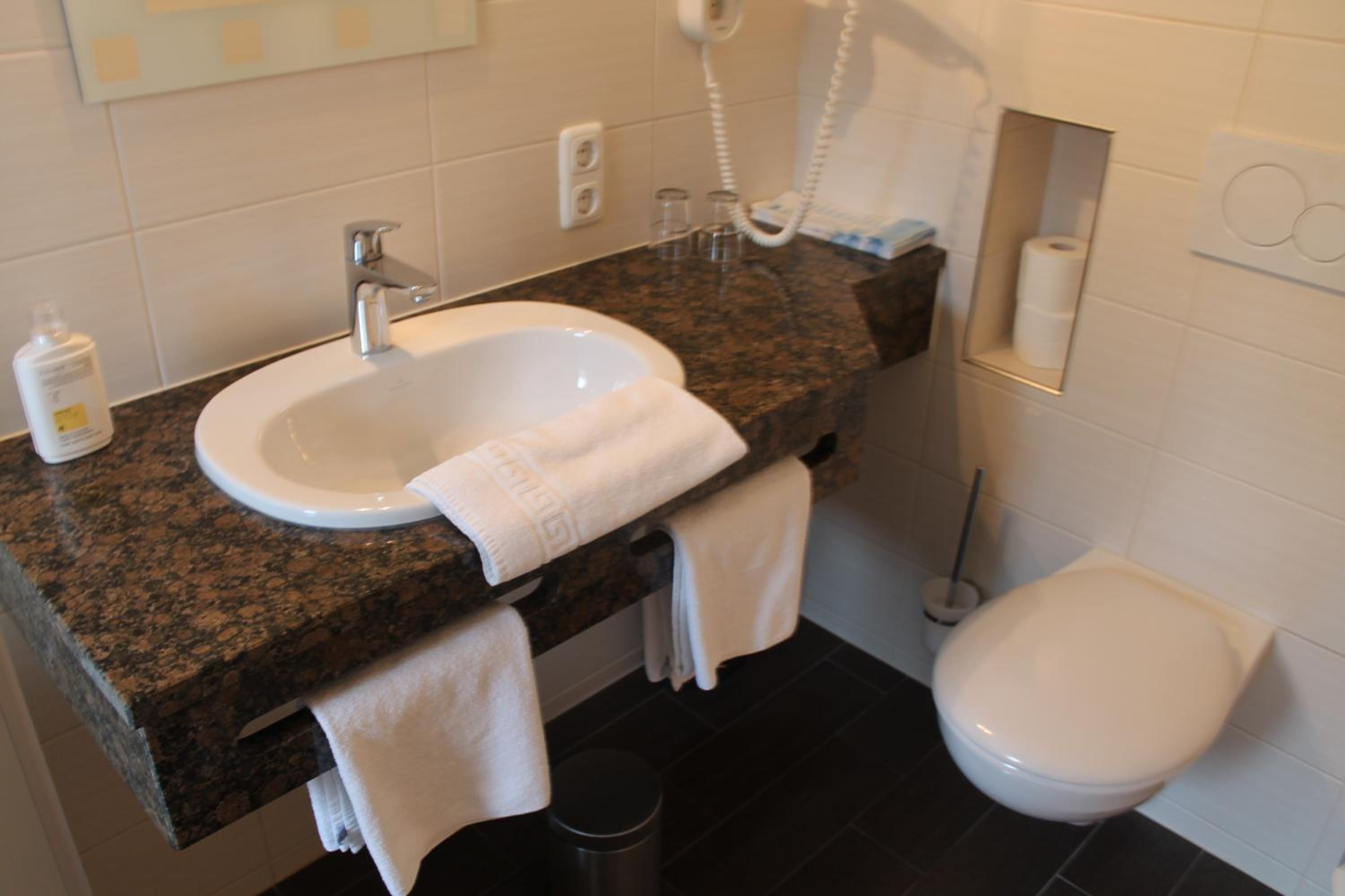 Standard Double Room - Photo 8