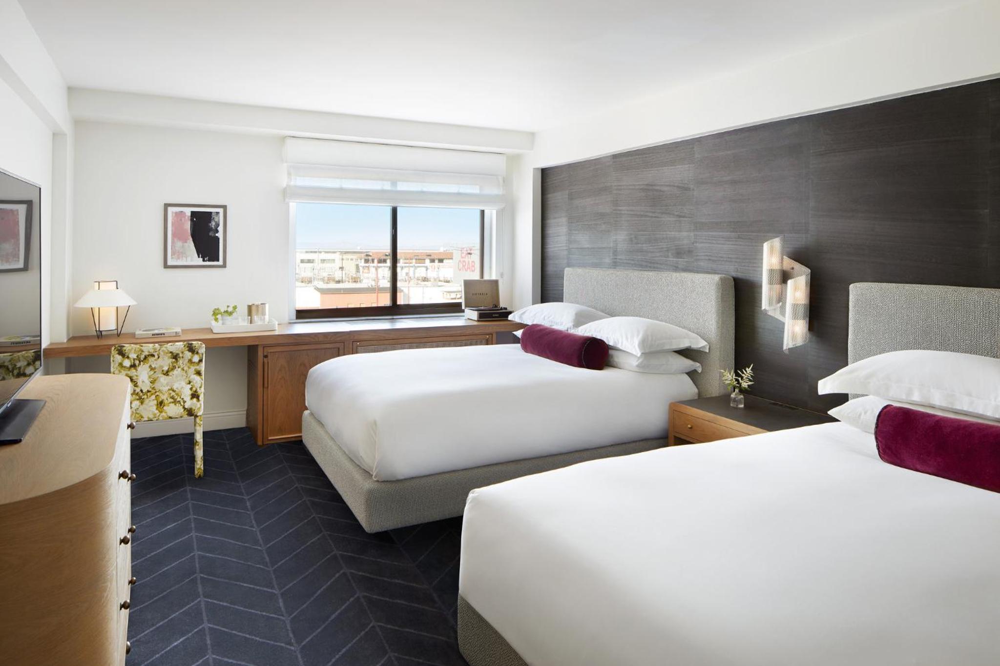 Premium Queen Room with Two Queen Beds and Bay View - Photo 16