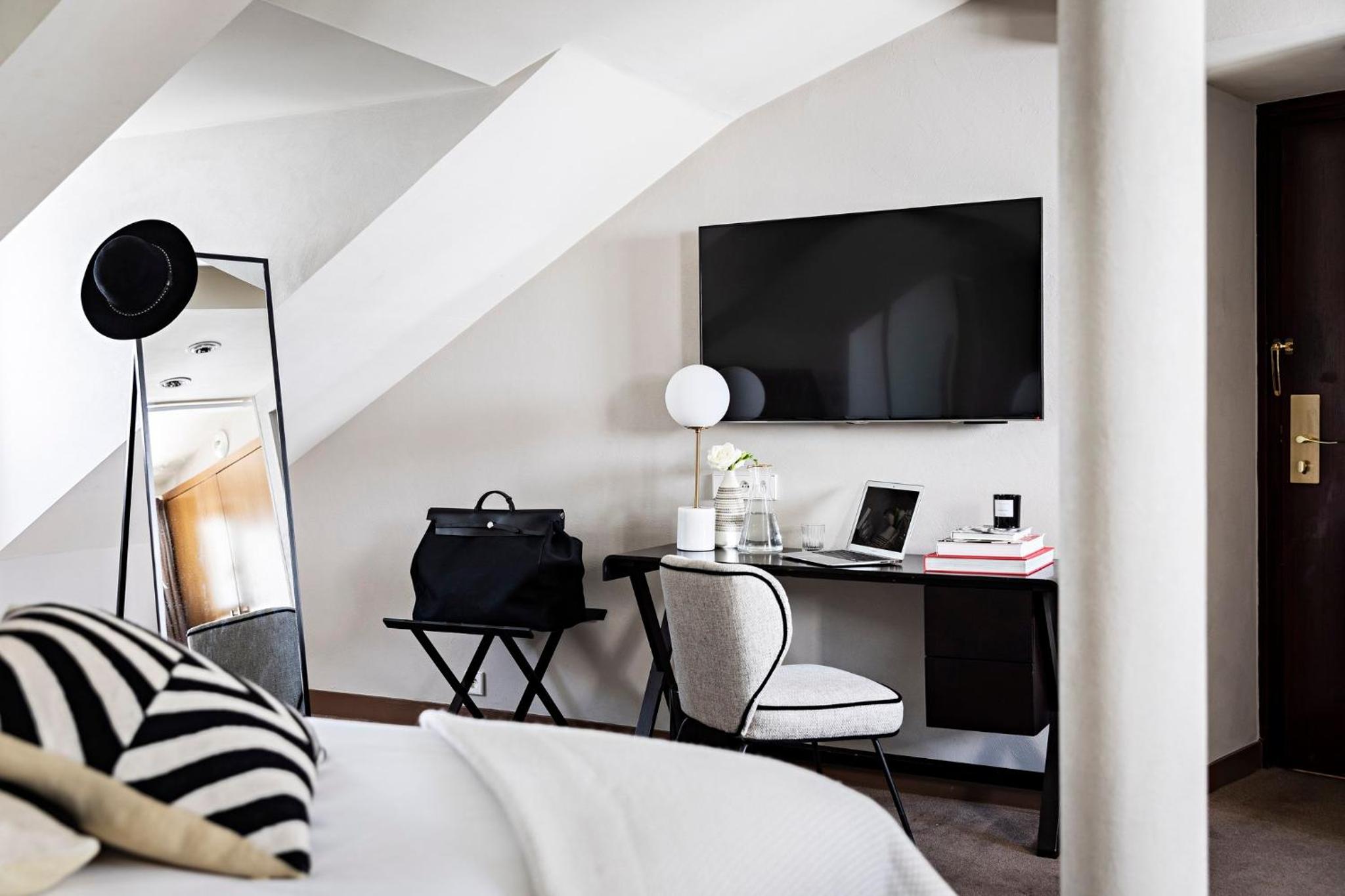 Premium King Room with Sofa Bed photo 2