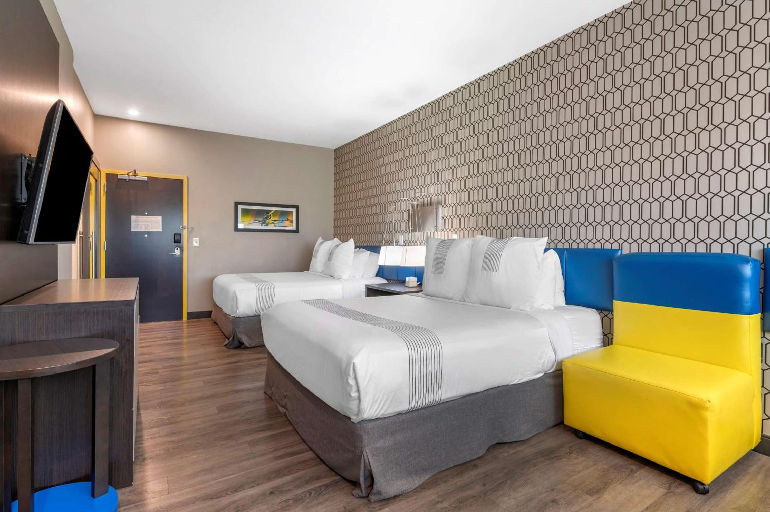 Queen Room with Two Queen Beds - Photo 1