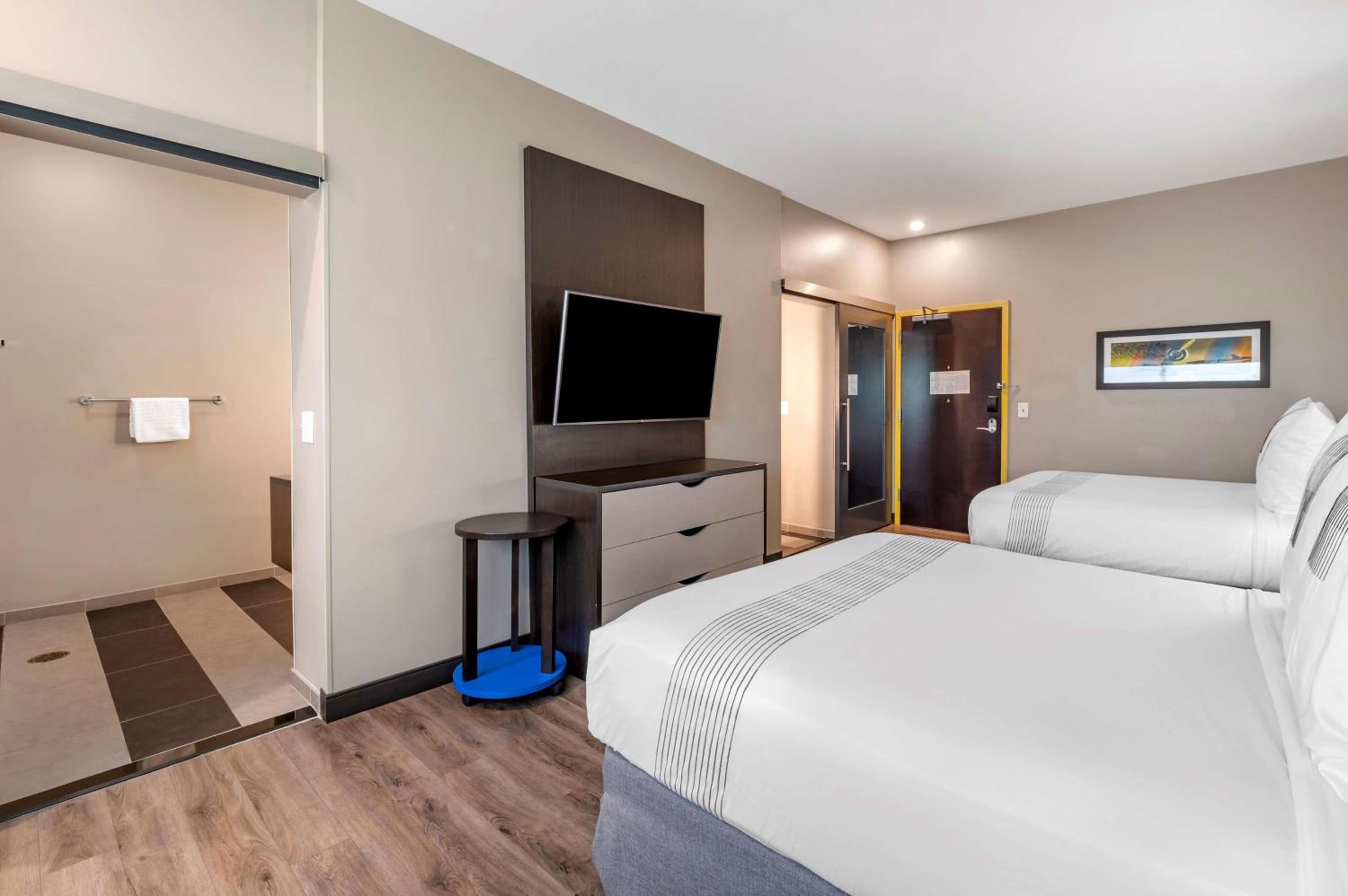Queen Room with Two Queen Beds and Walk-In Shower - Mobility Accessible/Non-Smoking - Photo 2