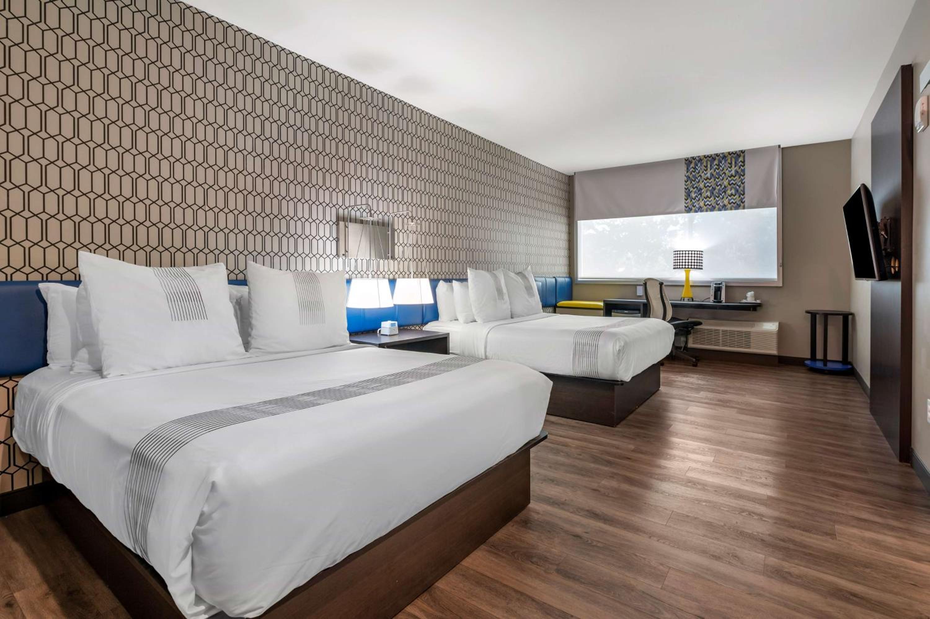 Queen Room with Two Queen Beds - Photo 4