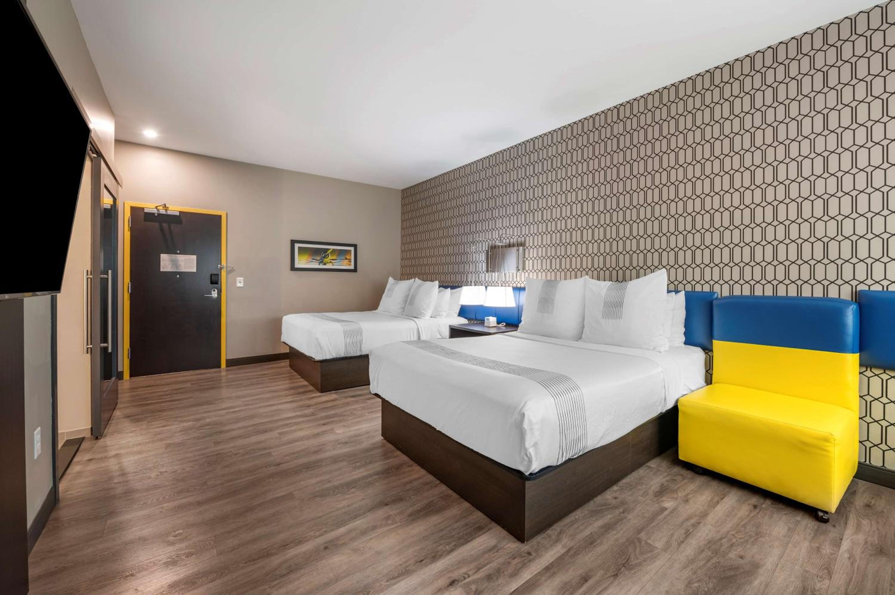 Queen Room with Two Queen Beds - Photo 2