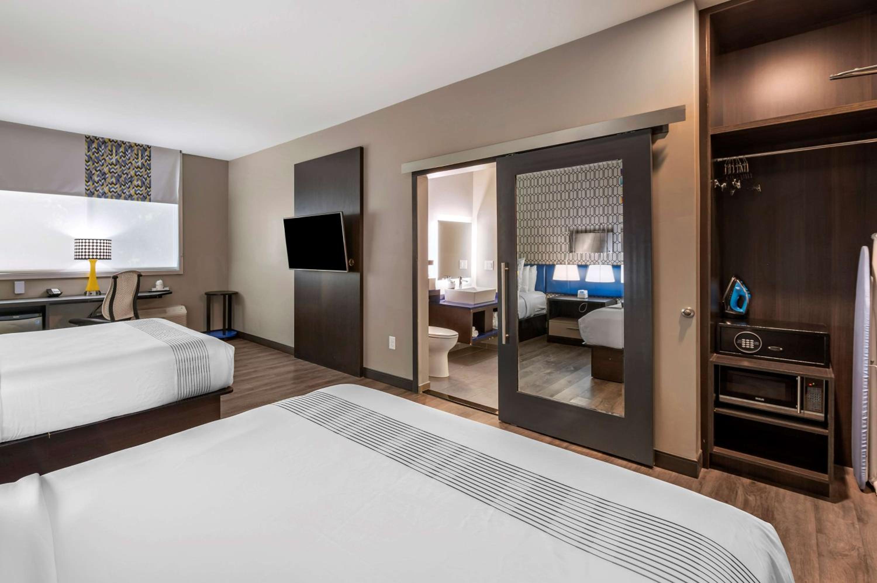 Queen Room with Two Queen Beds and Walk-In Shower - Mobility Accessible/Non-Smoking - Photo 6