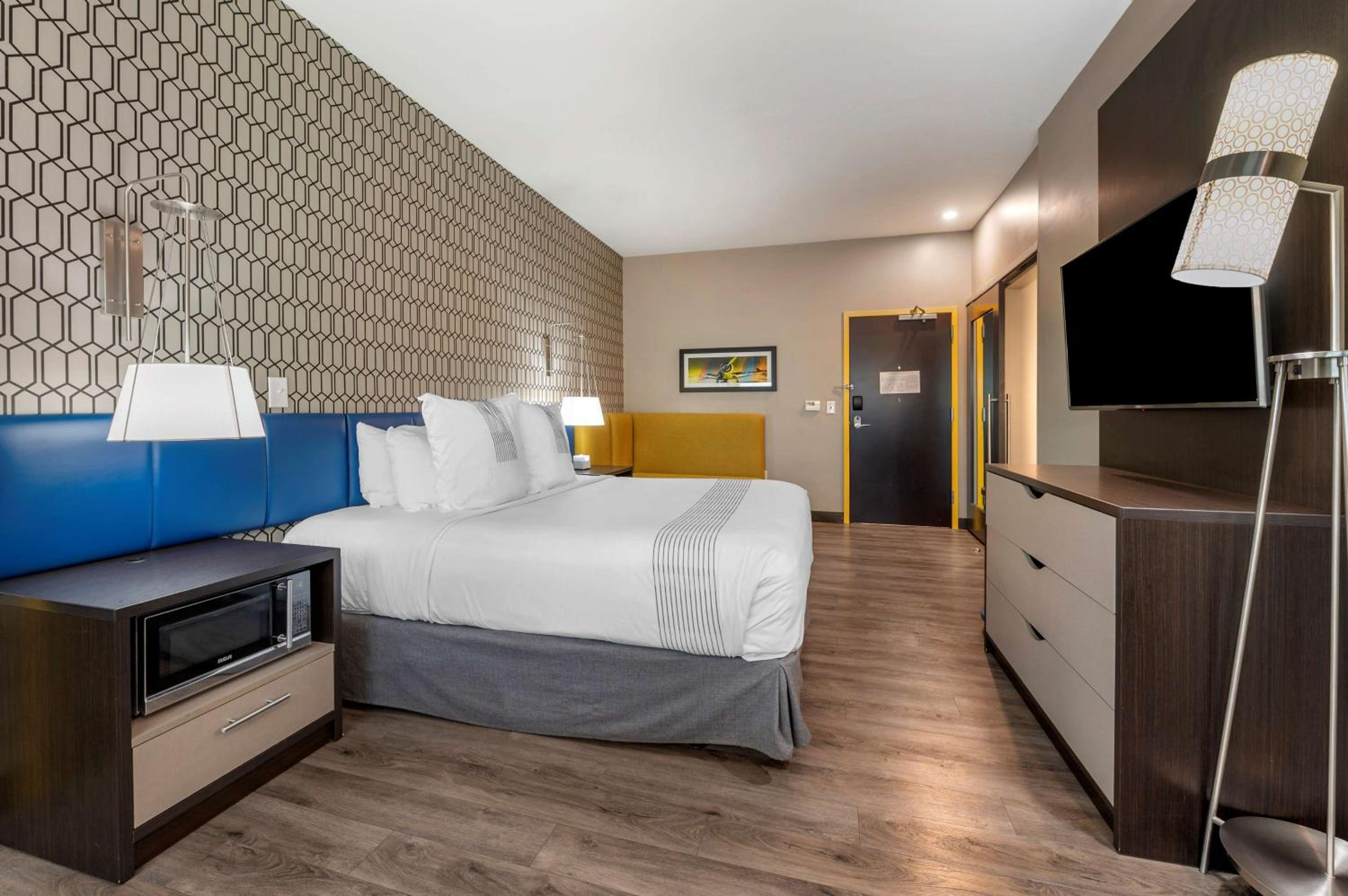 King Room with Walk-In Shower - Mobility Access - Photo 2