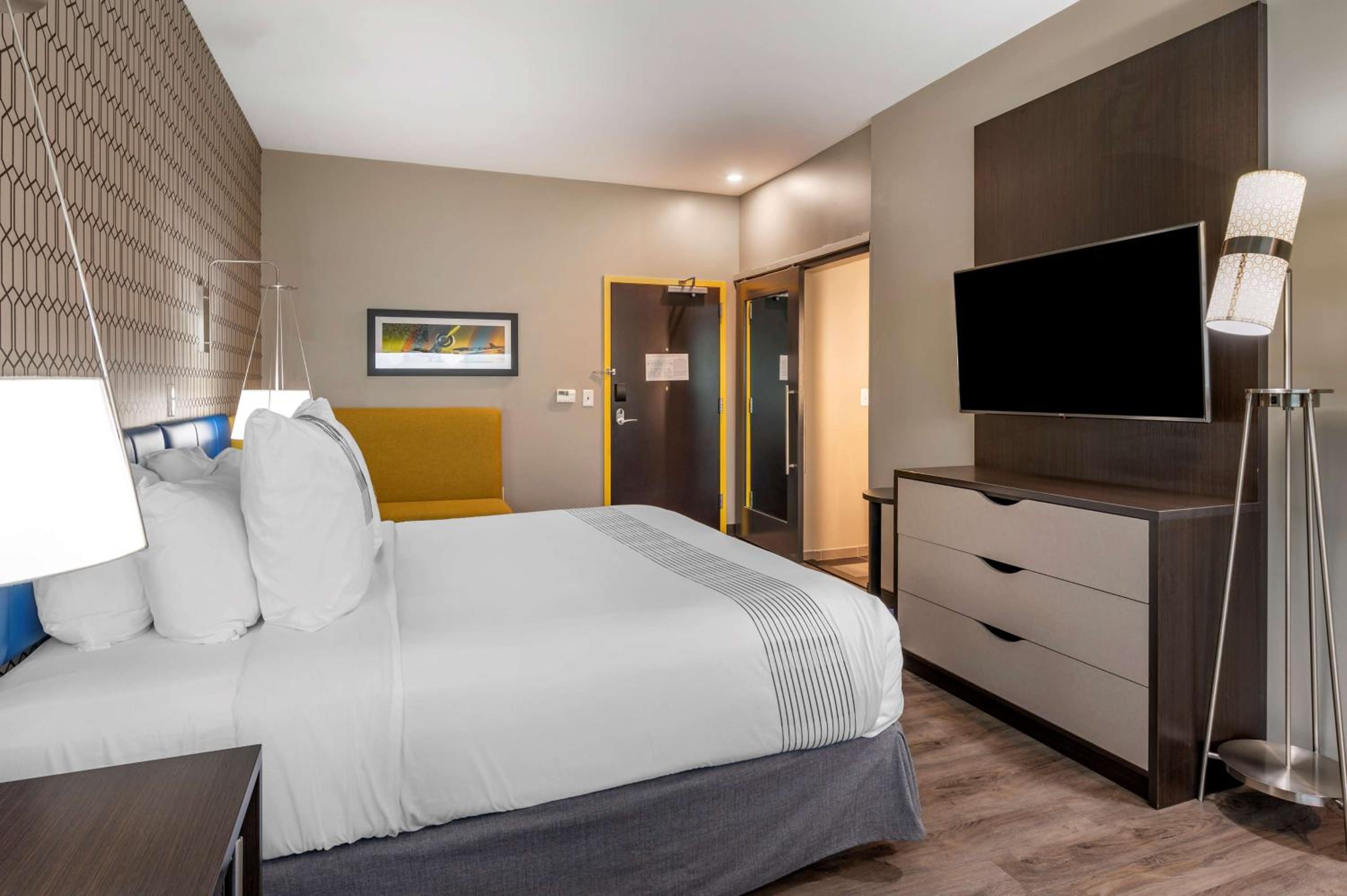 King Room with Walk-In Shower - Mobility Access - Photo 1