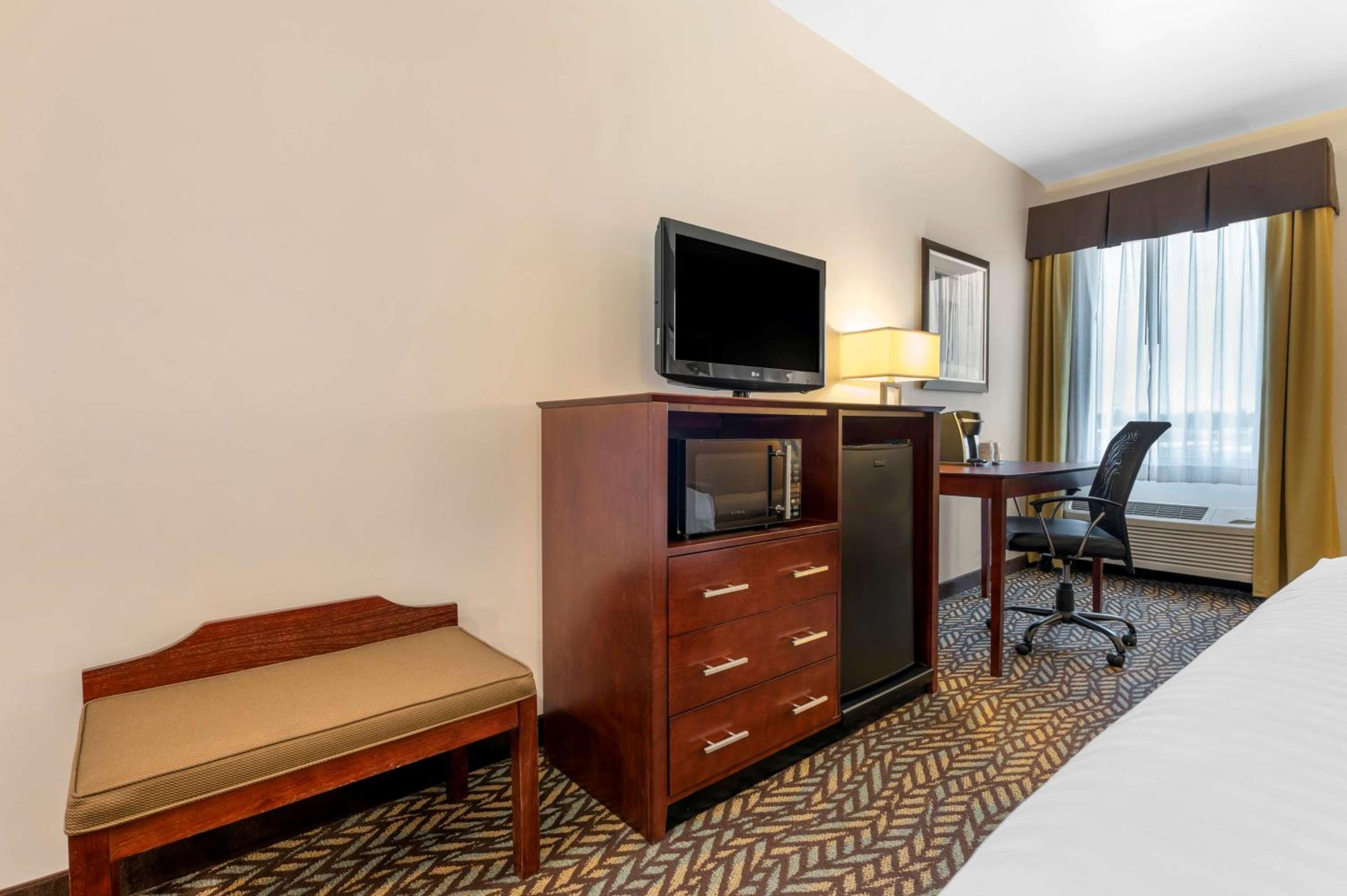 King Room with Sofa Bed - Non-Smoking photo 2