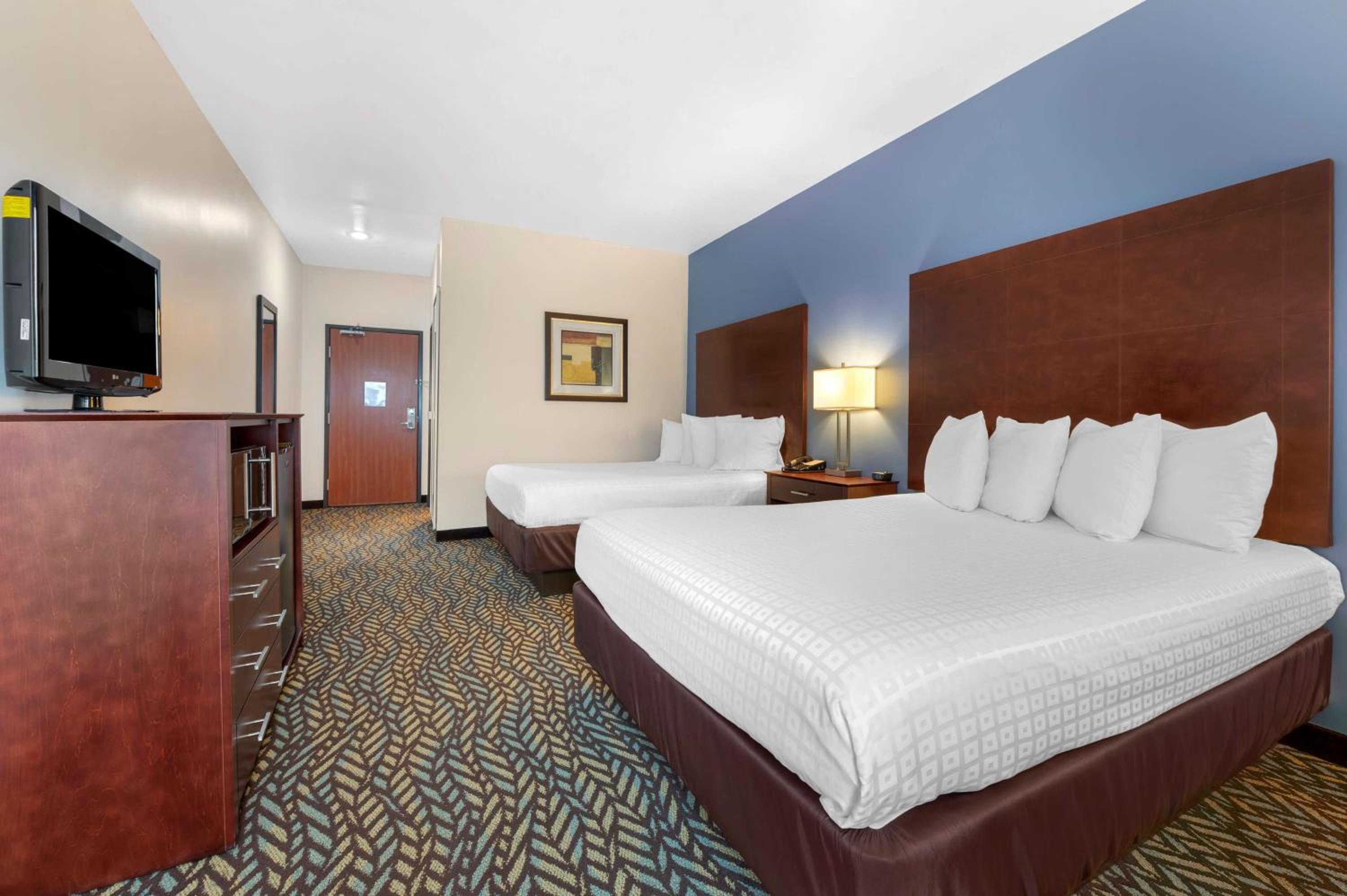 Queen Room with Two Queen Beds - Non-Smoking photo 3