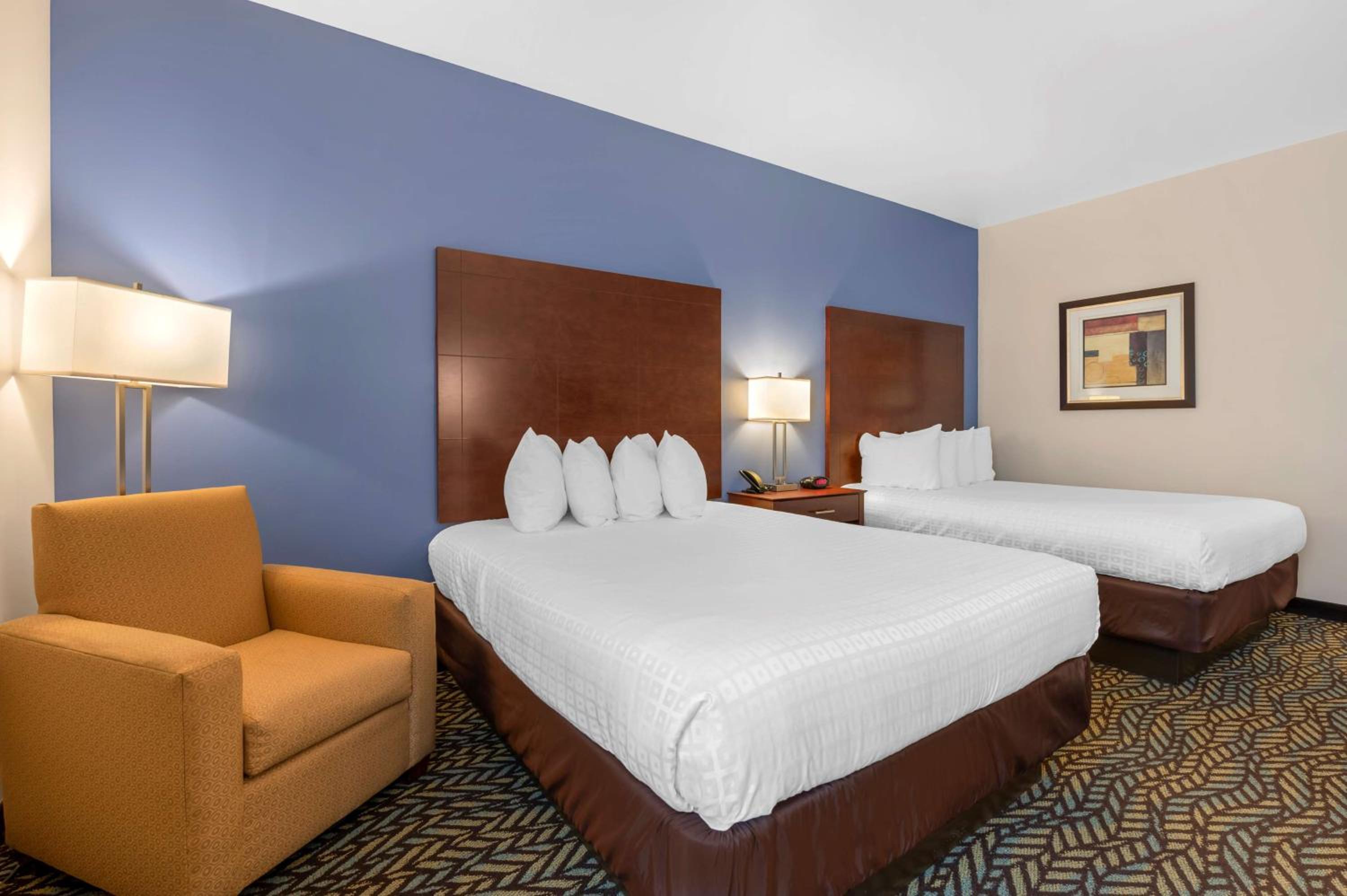 Queen Suite with Two Queen Beds photo 3