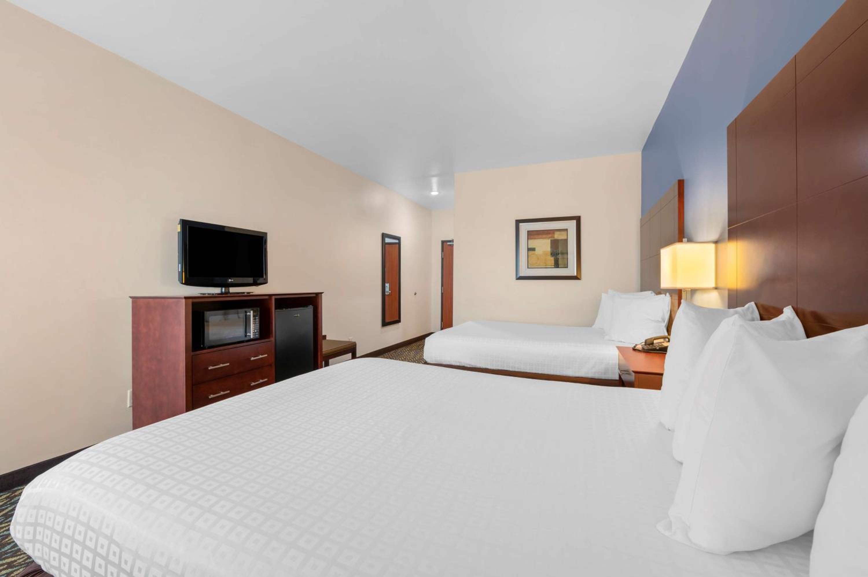 Queen Room with Two Queen Beds - Non-Smoking photo 2