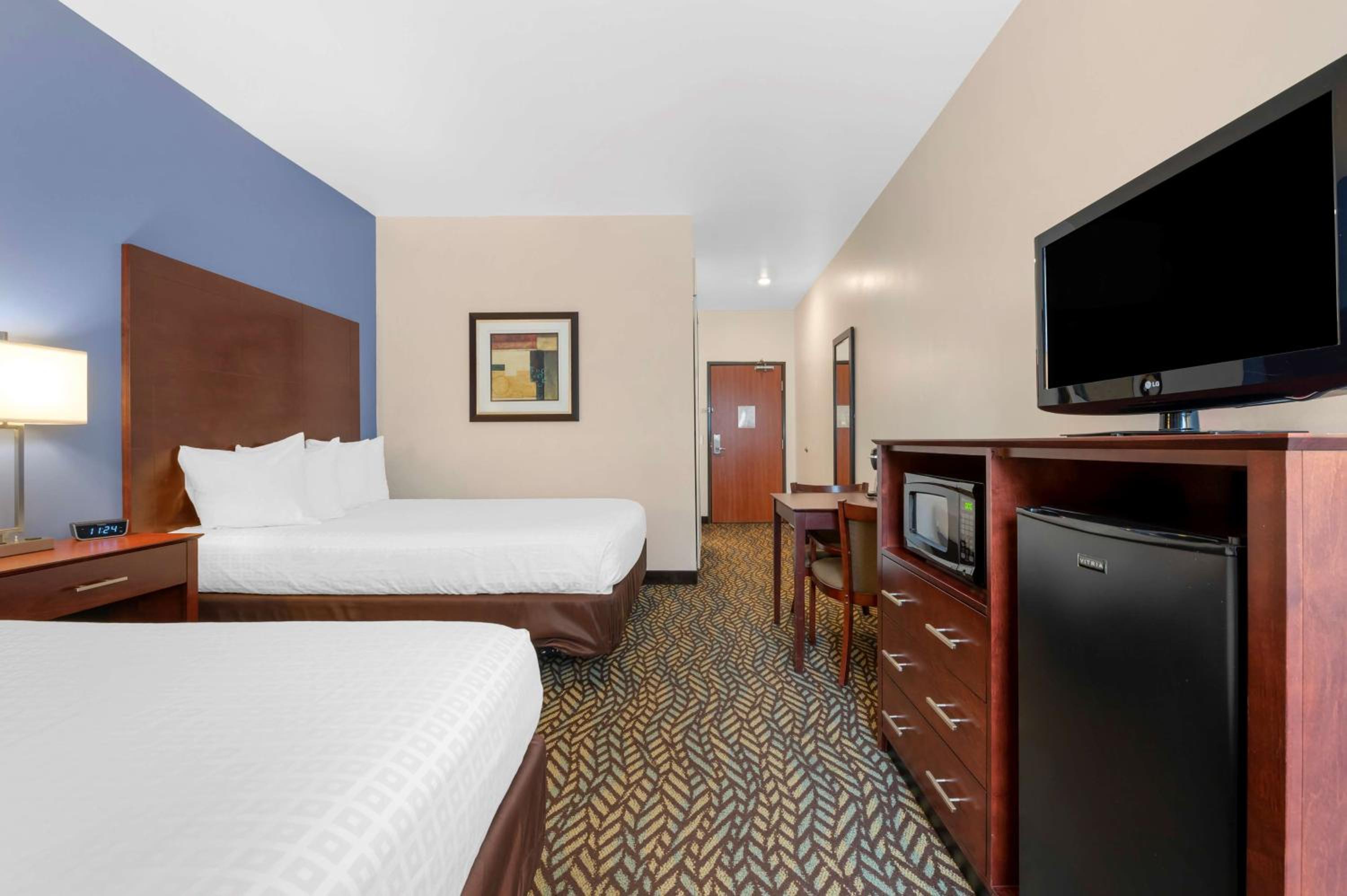 Queen Room with Two Queen Beds and Walk-In Shower - Mobility Access/Non-Smoking photo 2
