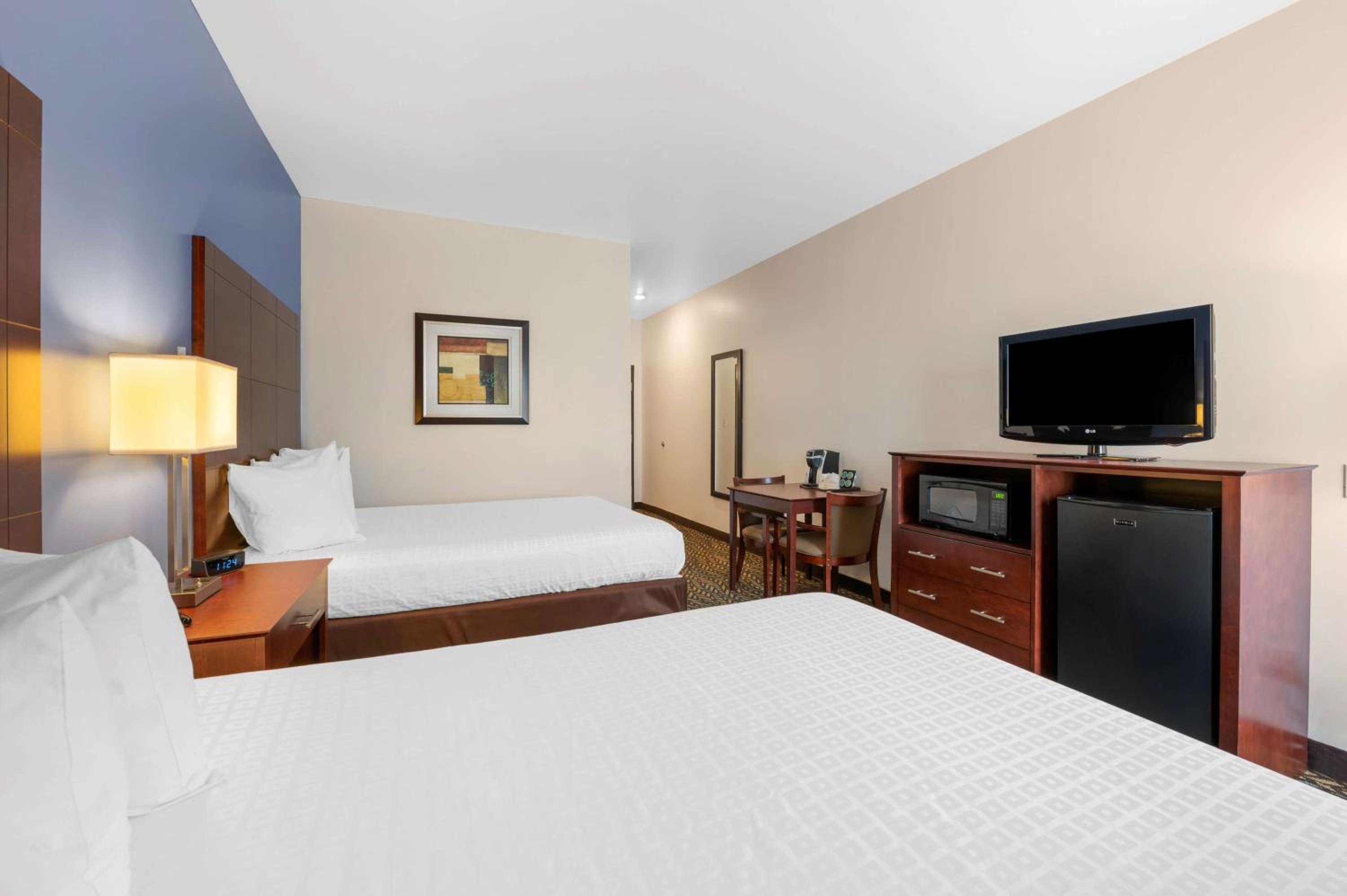 Queen Room with Two Queen Beds and Walk-In Shower - Mobility Access/Non-Smoking photo 3