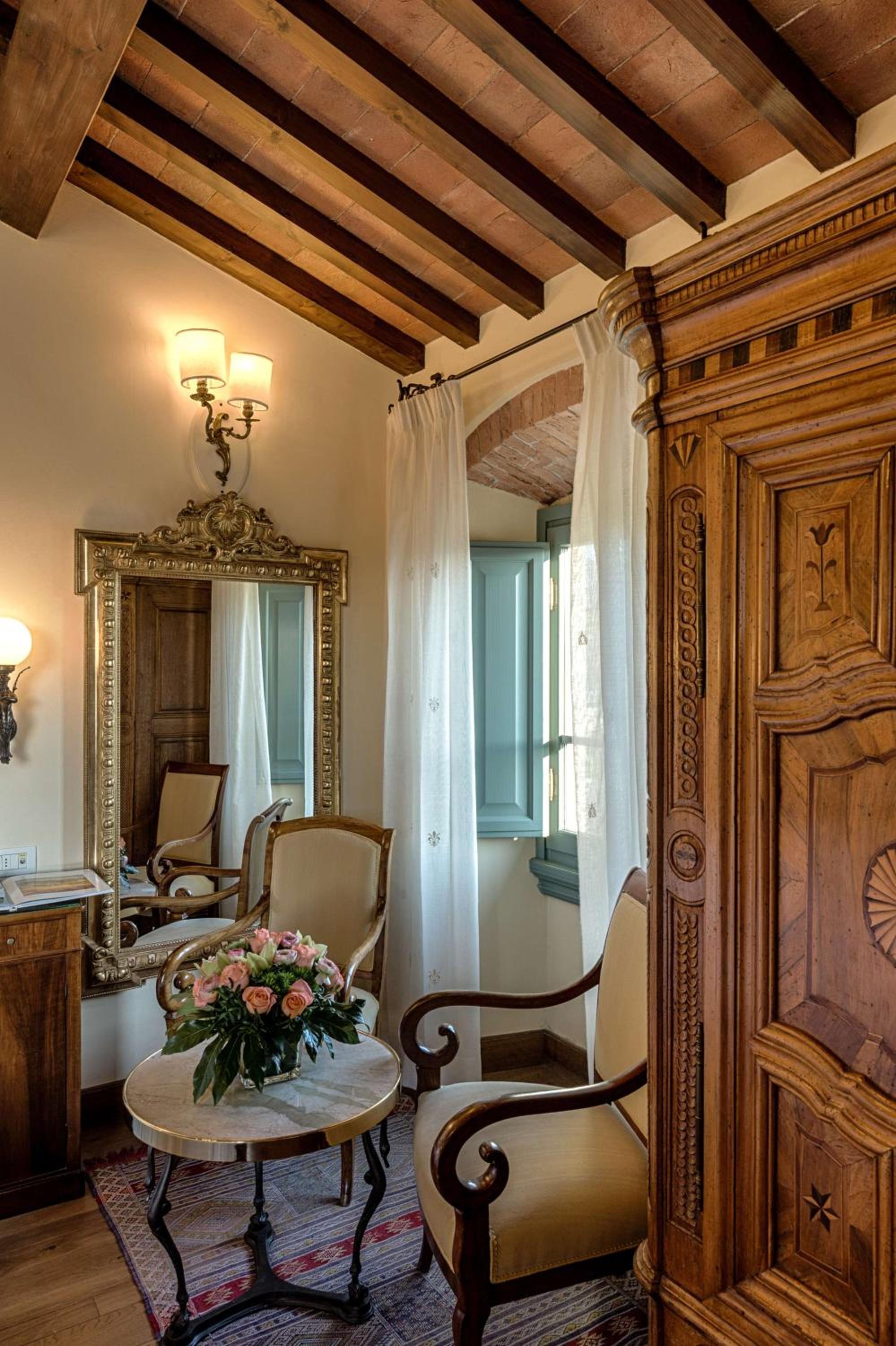 Classic Queen Room with Single Bed