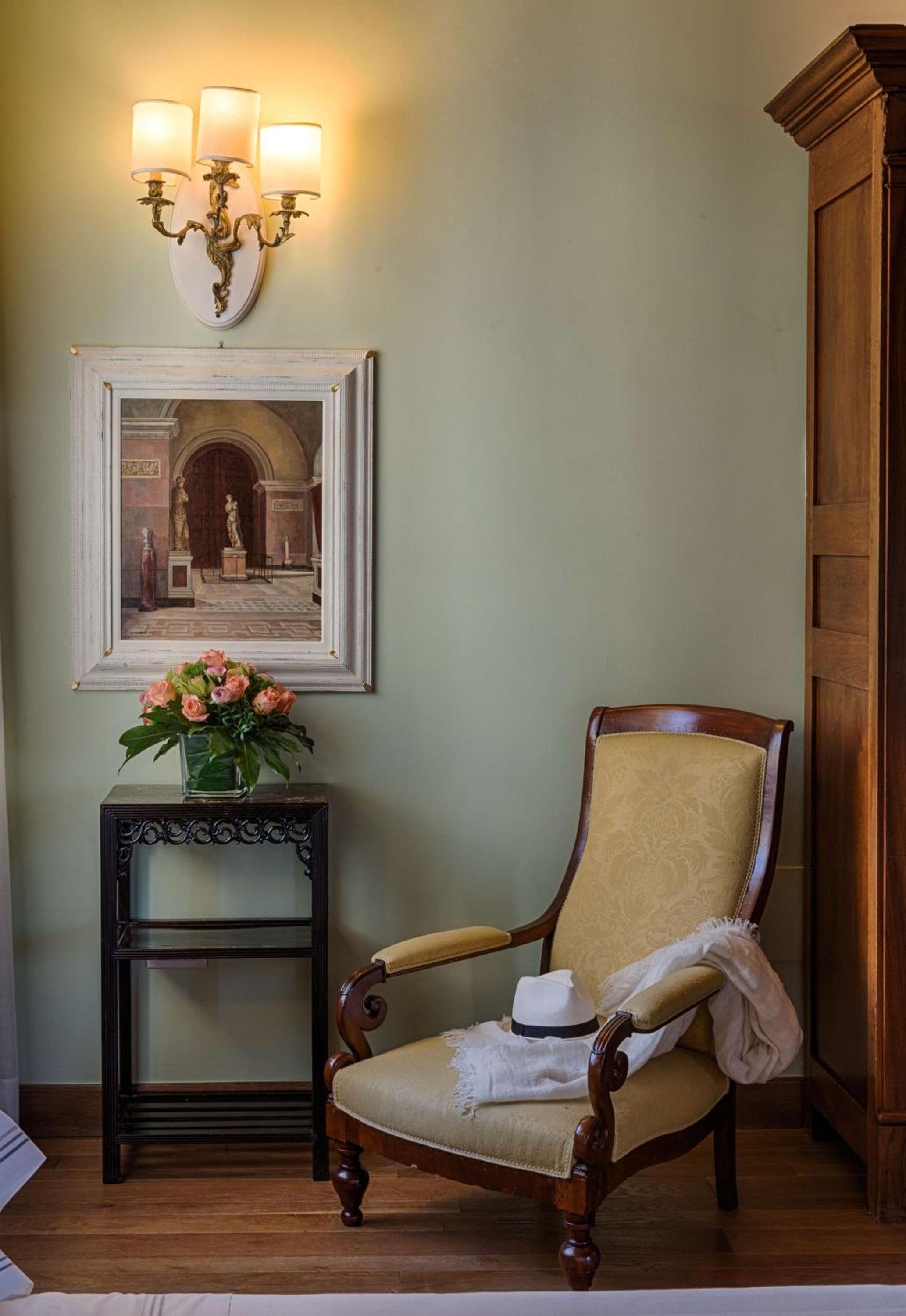 Classic Queen Room with Single Bed