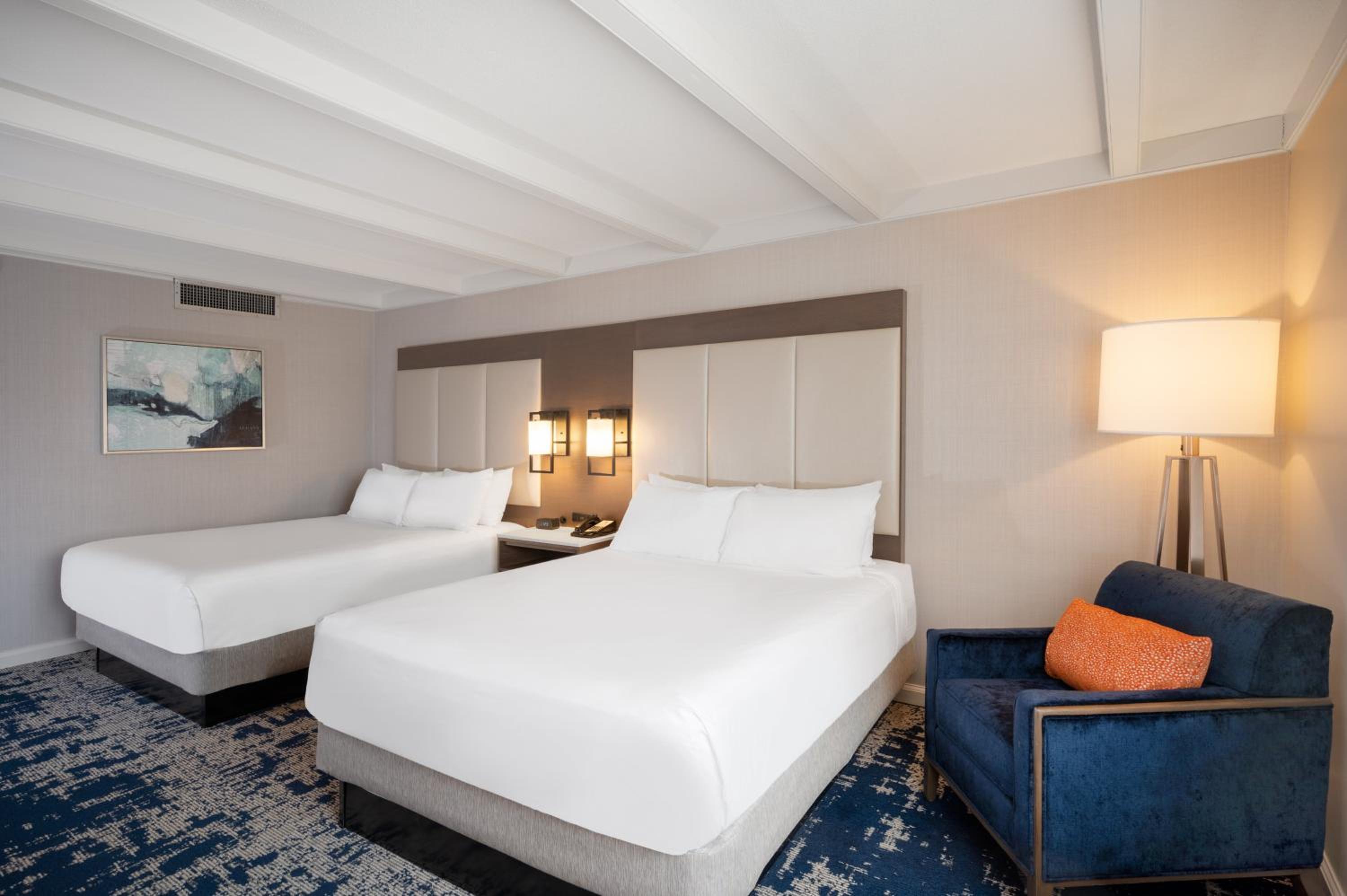 Standard Queen Room with Two Queen Beds - Photo 4