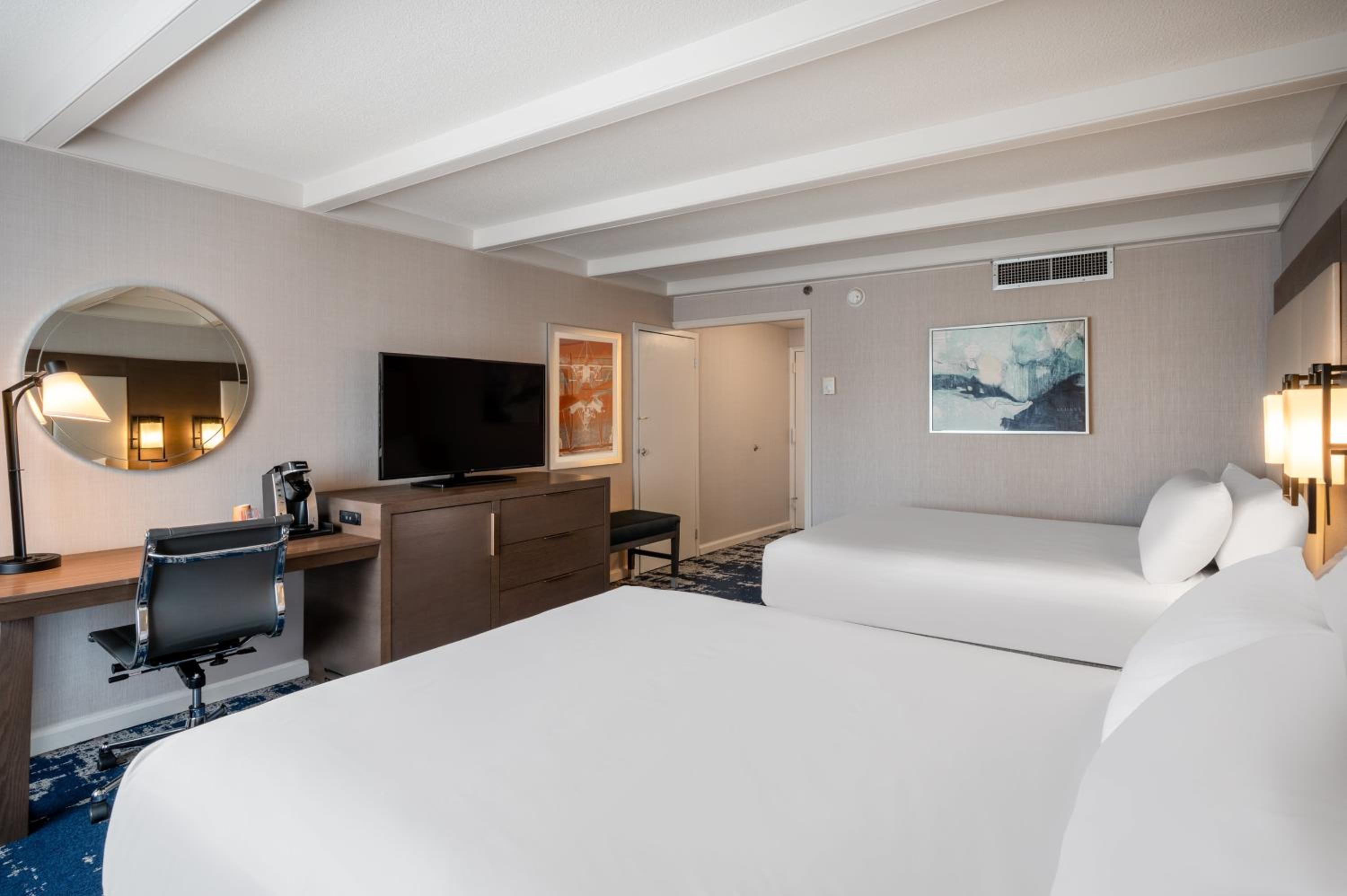 Standard Queen Room with Two Queen Beds - Photo 3