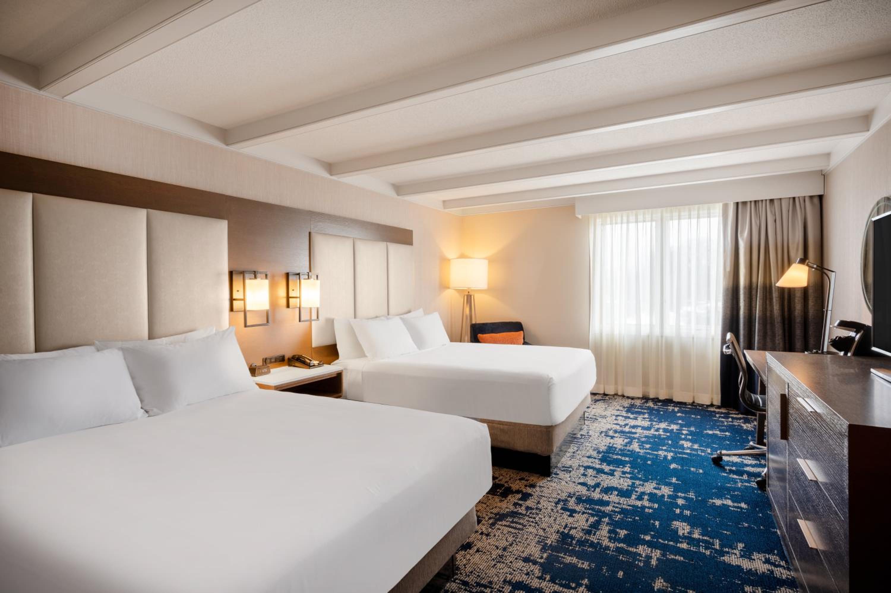 Standard Queen Room with Two Queen Beds - Photo 5