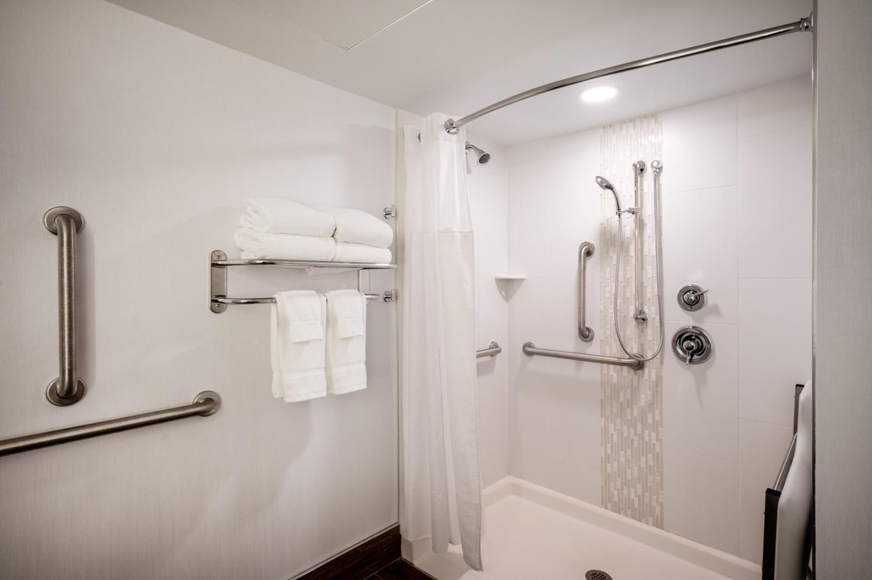 Queen Room - Disability Access photo 2
