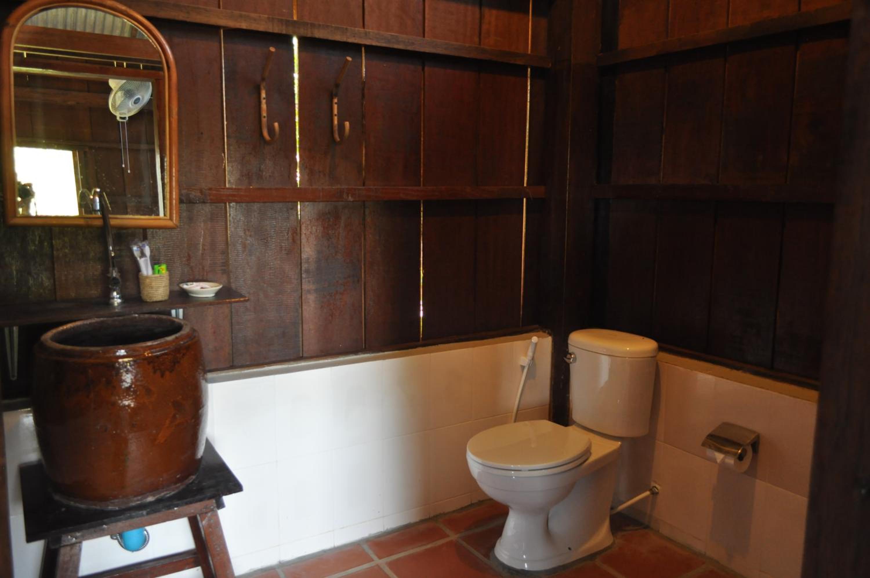 King Room with Balcony - Photo 18
