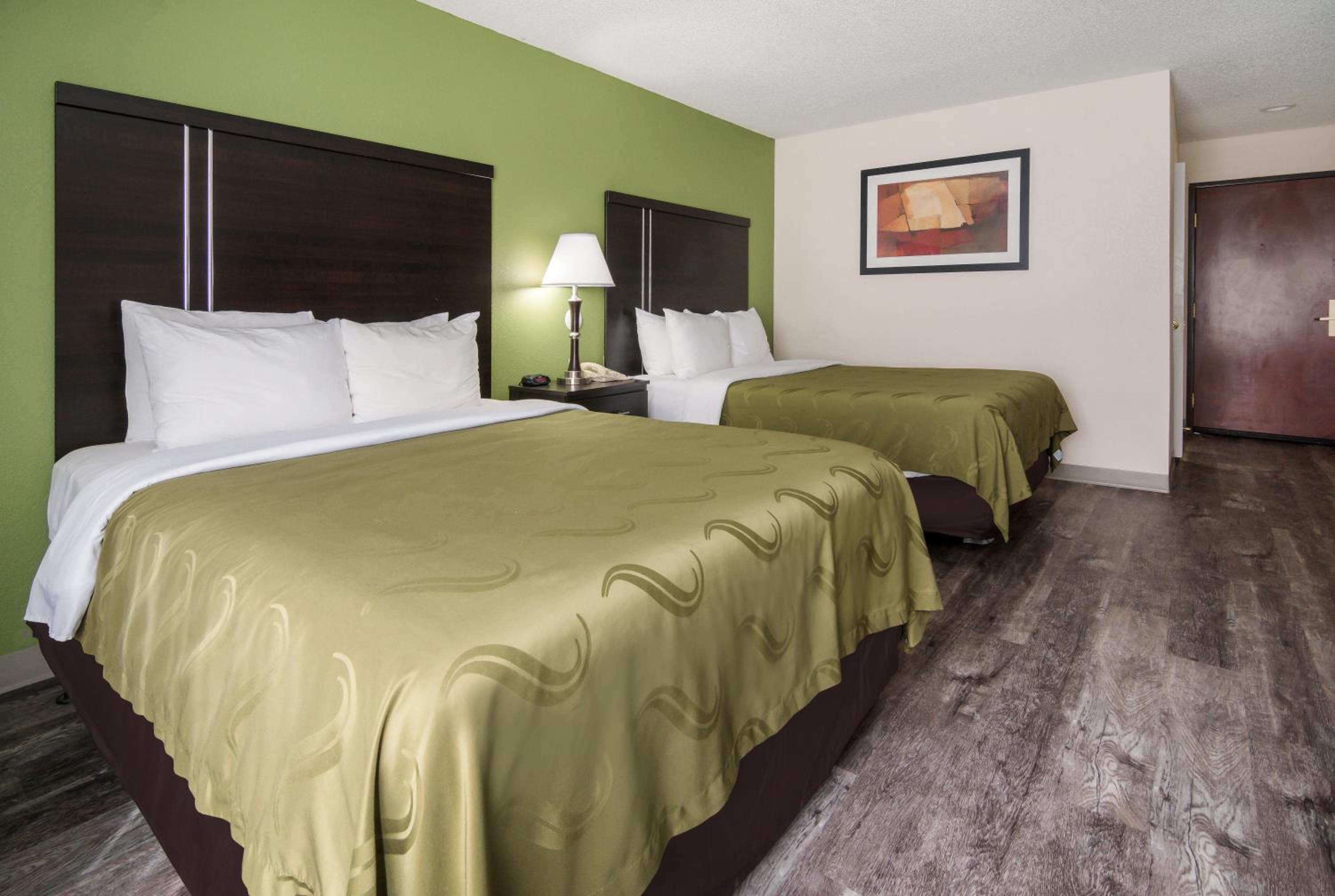 Queen Room with Two Queen Beds - Non-Smoking - Photo 6