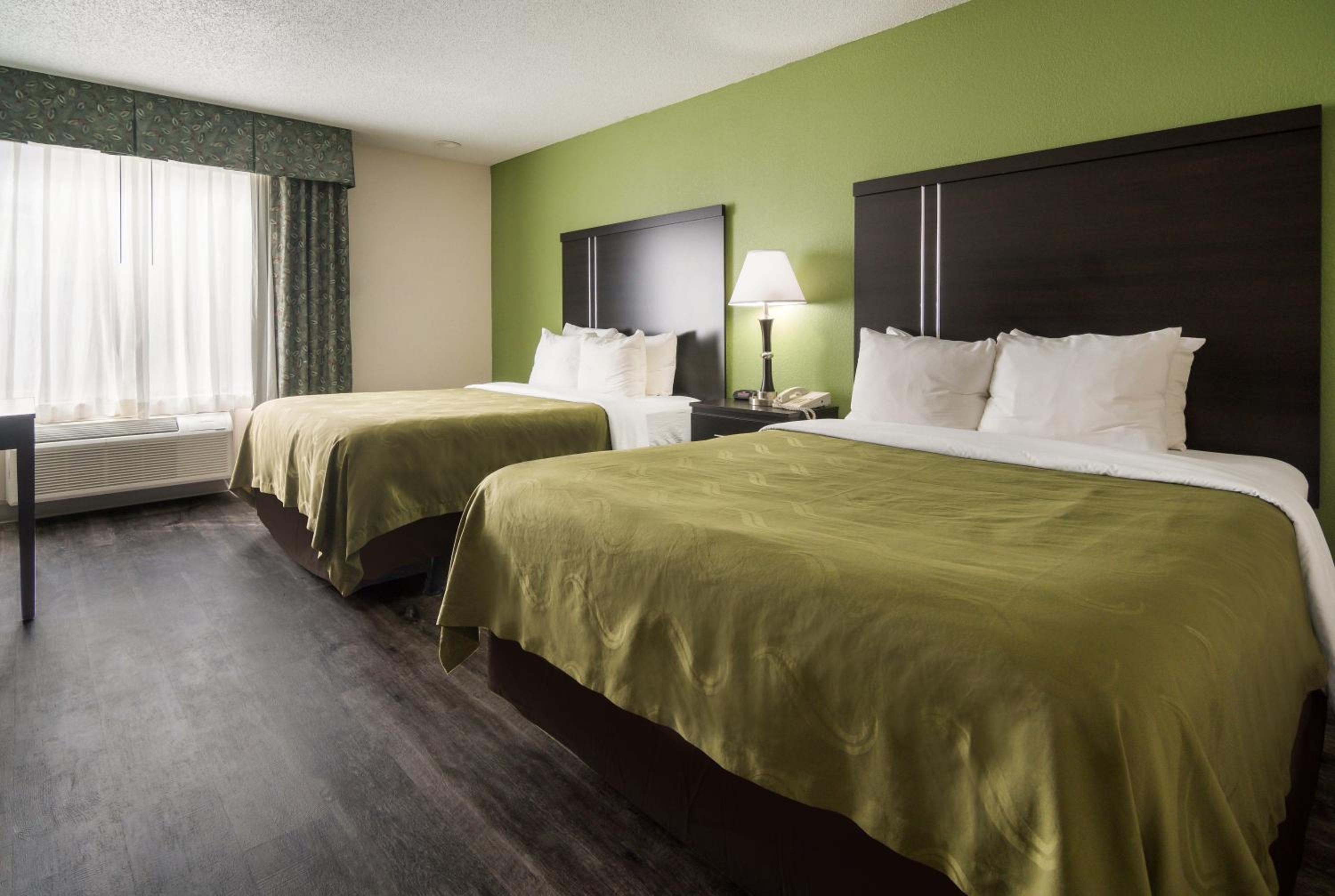 Queen Room with Two Queen Beds - Non-Smoking - Photo 2