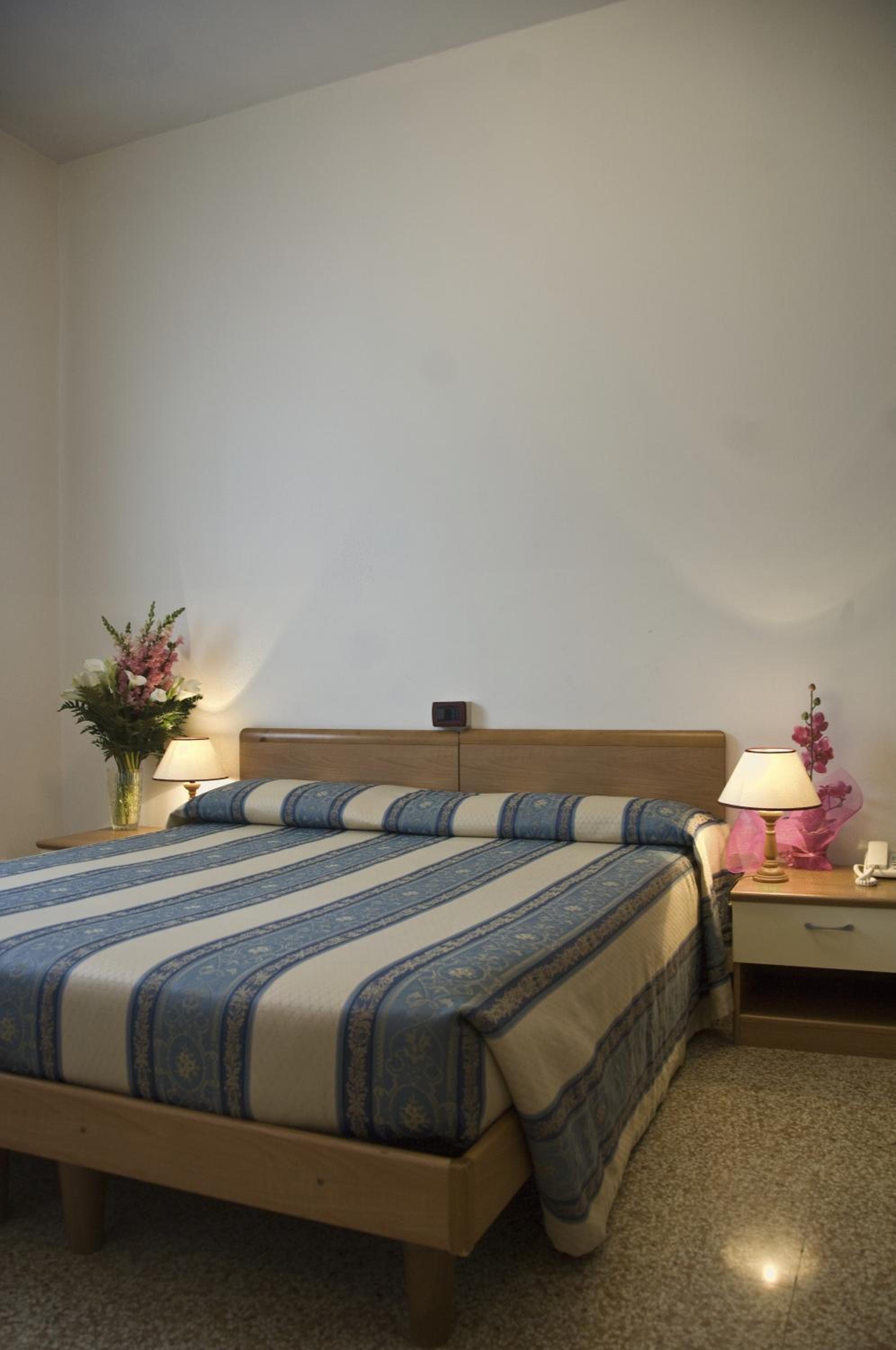 Double or Twin Room with Shared Bathroom photo 1