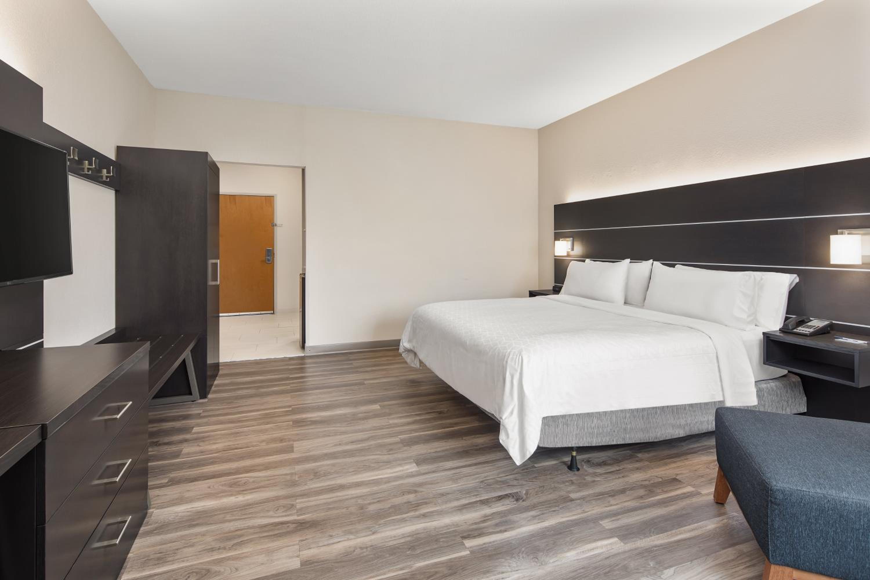 Standard King Room with Roll-in Shower - Mobility Accessible - Photo 1