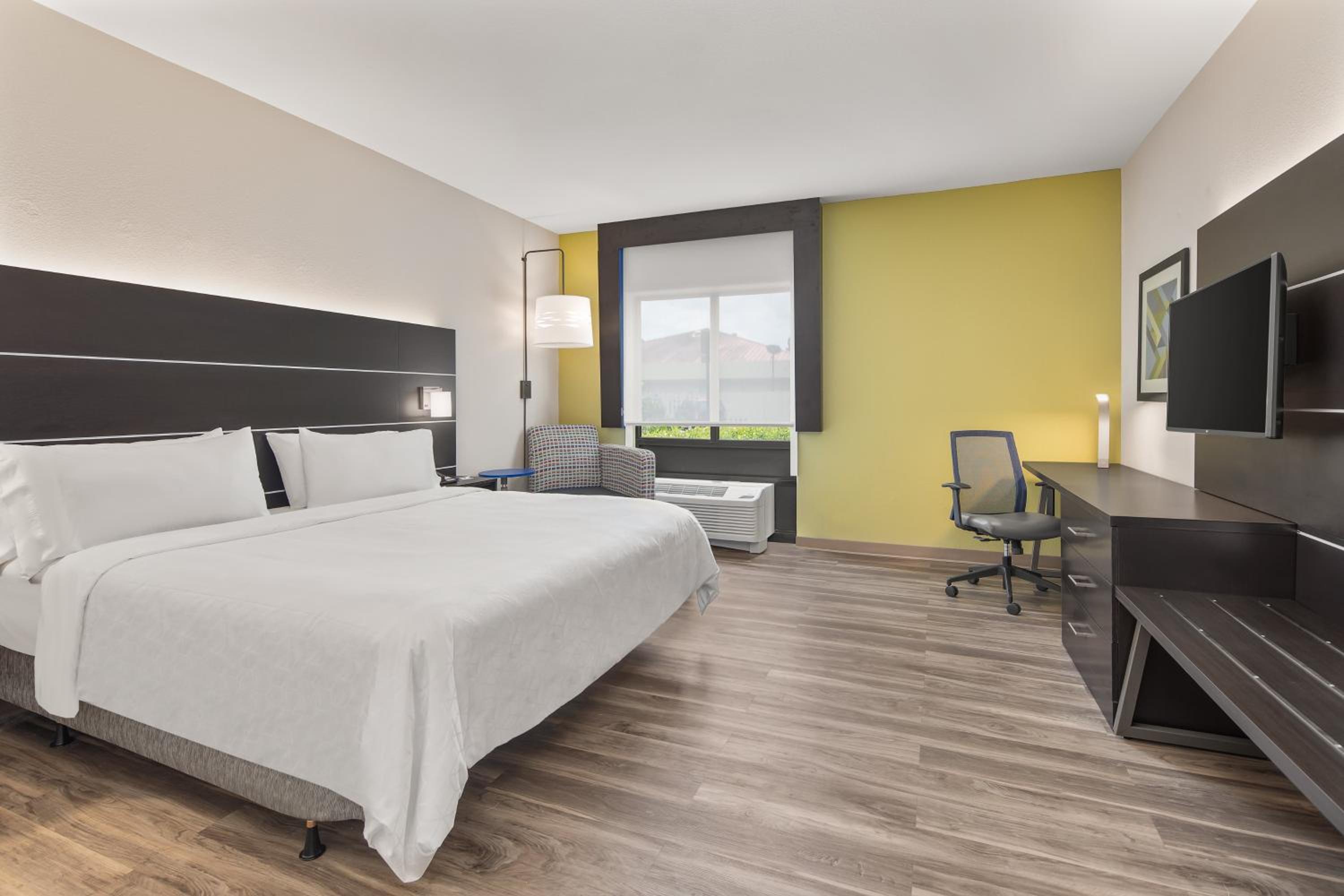 Standard King Room with Roll-in Shower - Mobility Accessible - Photo 2
